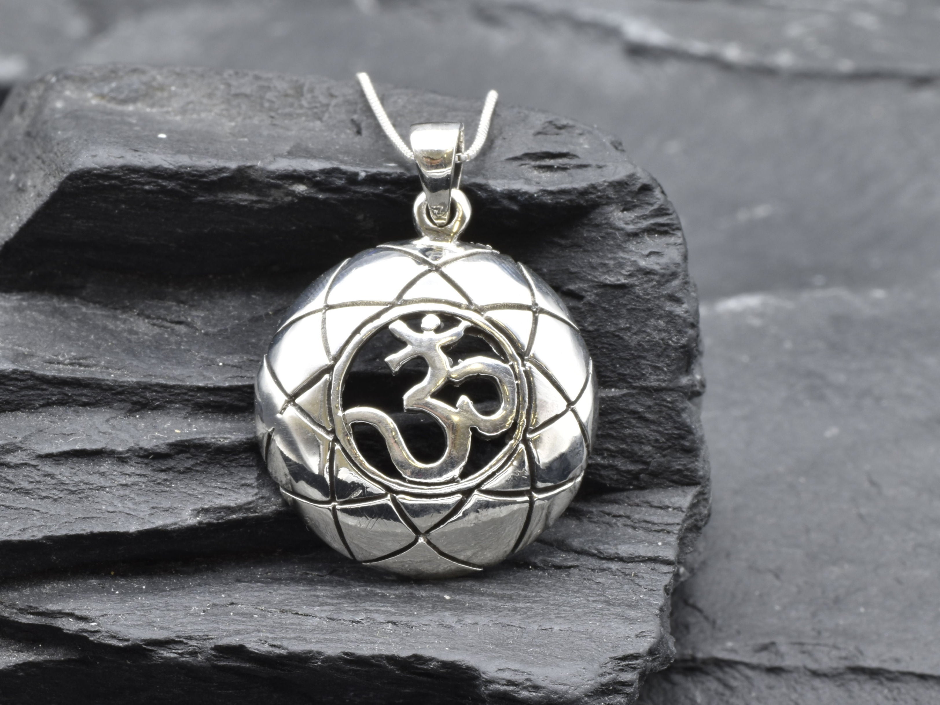 925 Sterling Silver Om/Ohm Symbol Round Pendant - Hindu Yoga Spiritual Jewelry