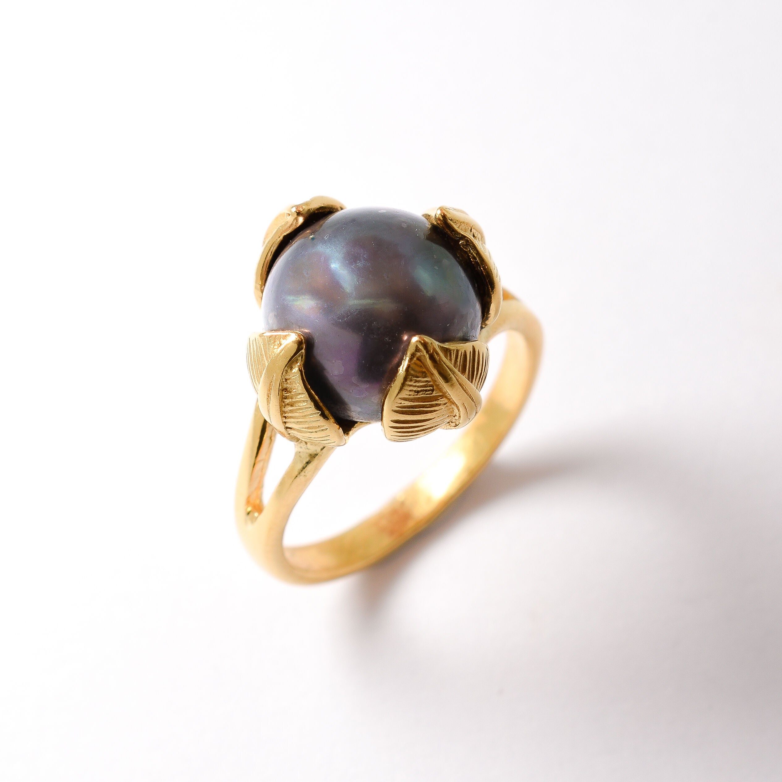 Black Pearl Gold Ring - Pearl Leaf Ring - Genuine Black Pearl Ring made in 18k Gold Vermeil. Ideal for everyday wear and perfect for birthday gifting and special occasions.