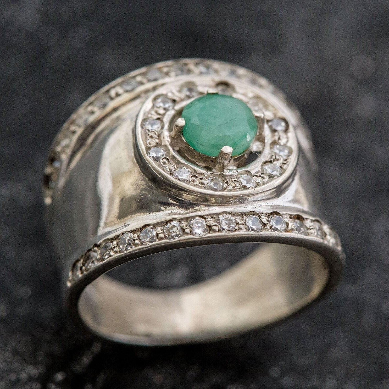 Distinctive 925 Sterling Silver Emerald Ring with Round Natural Green Stone, symbolizes healing, ideal for birthdays and celebrations.