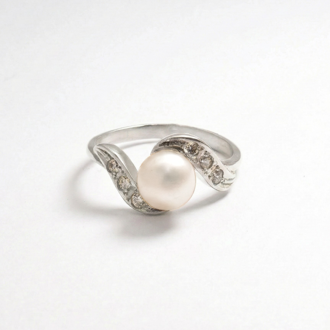 Chic 925 Sterling Silver ring showcasing a Natural Pearl, symbolizing purity—a lovely June birthday gift for any occasion.