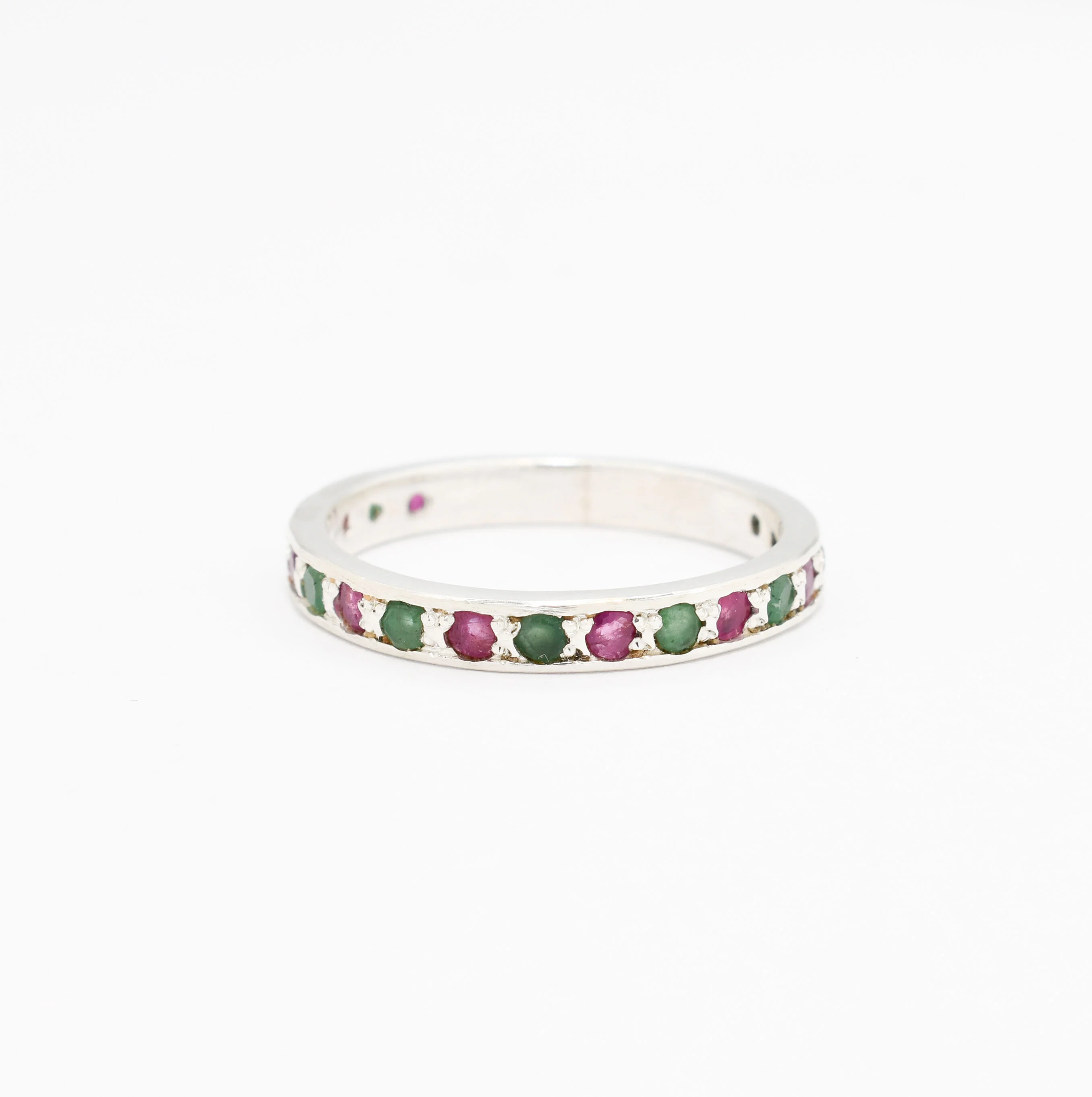 Chic 925 Sterling Silver ring adorned with a stunning Round Natural Green Emerald, ideal for special occasions and everyday wear.