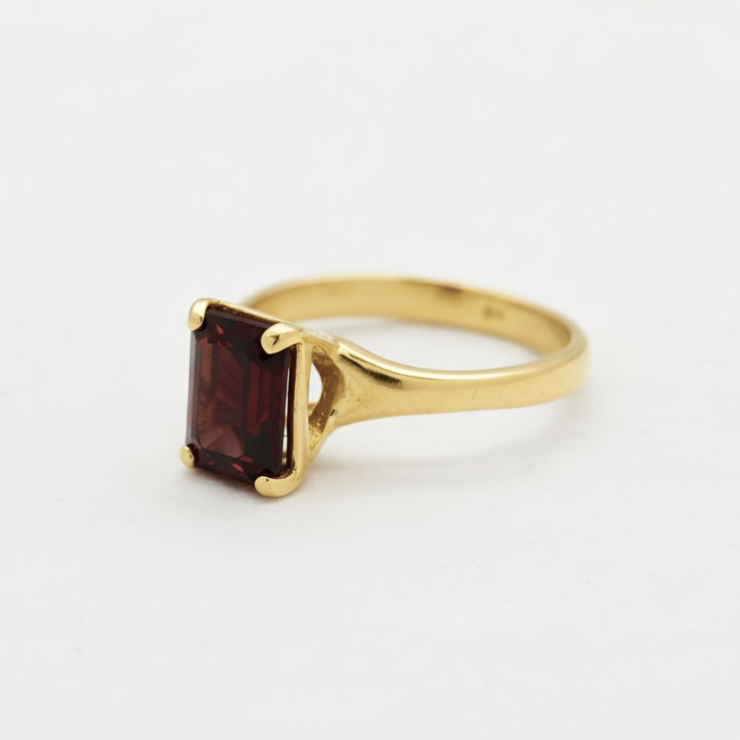 Beautiful 18k Gold Vermeil Garnet Ring, featuring a timeless solitaire design, ideal for expressing love on special occasions.