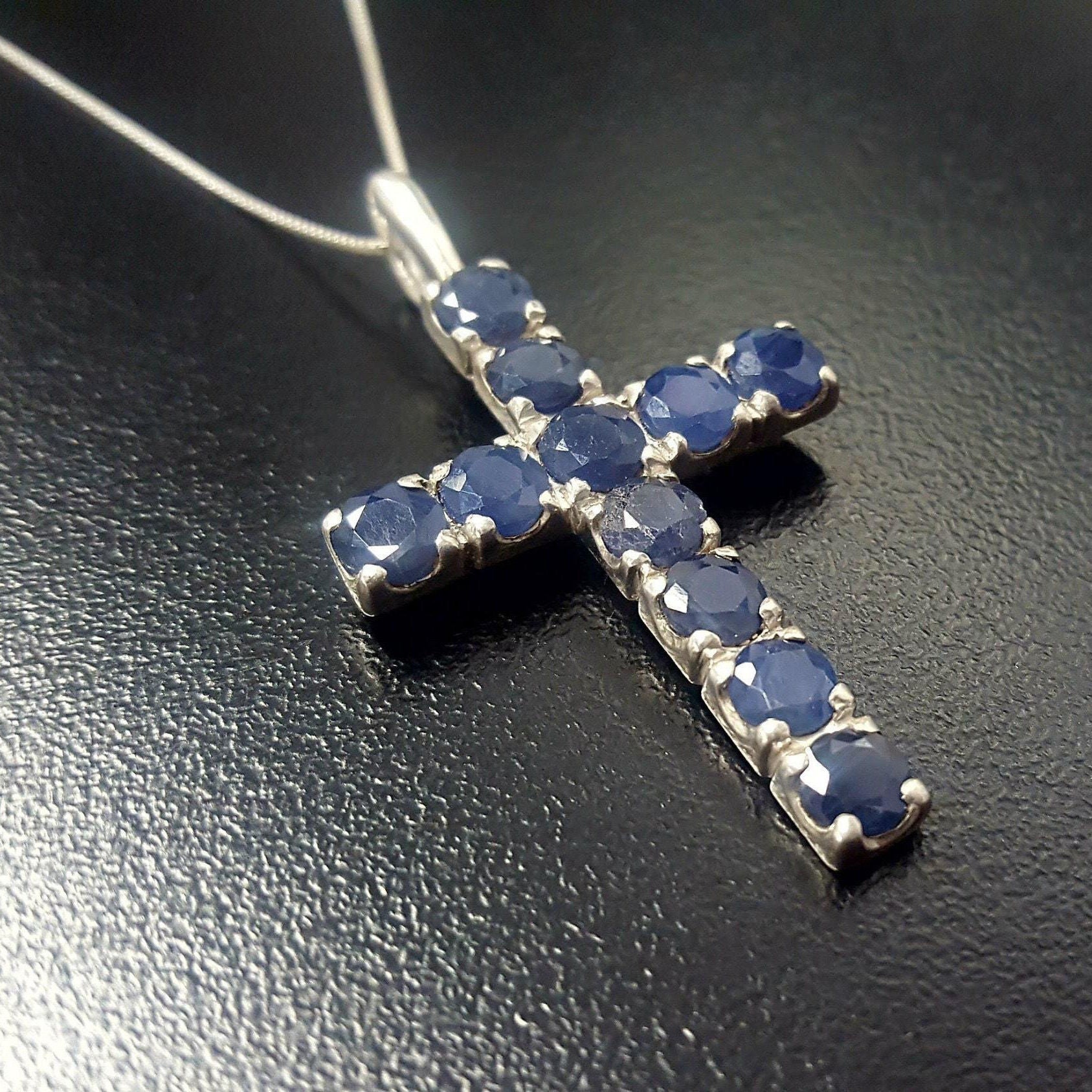 Dazzling blue sapphire pendant in 925 sterling silver, ideal for September birthdays and a symbol of truth and sincerity.