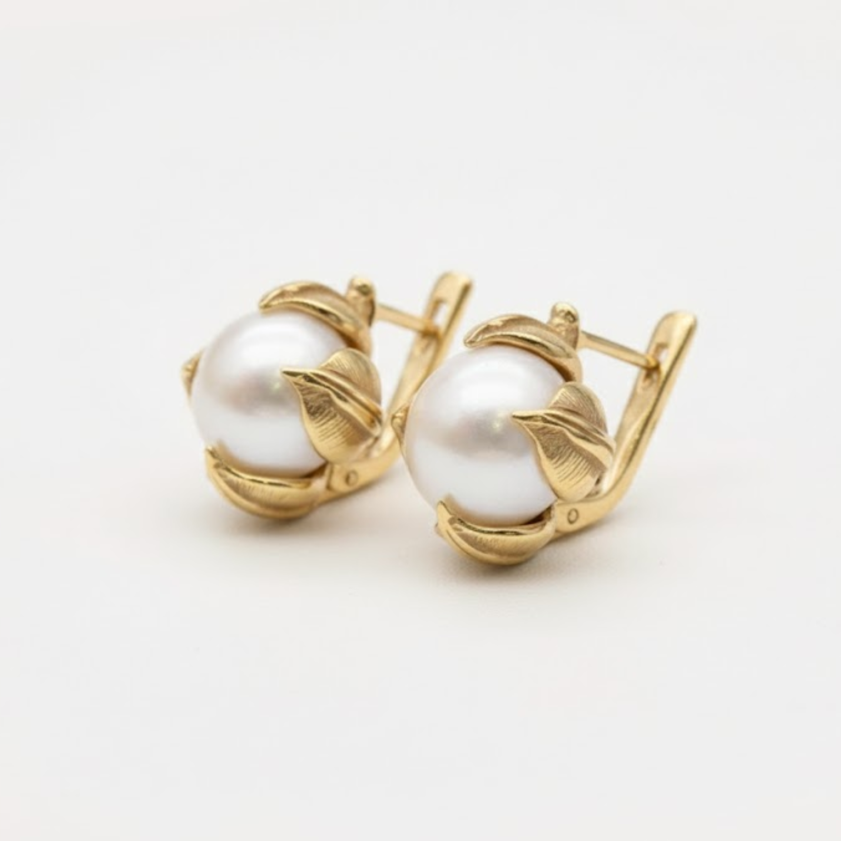 Chic 18k Gold Vermeil Pearl Earrings, a timeless June birthstone gift, symbolizing purity and ideal for daily wear and celebrations.