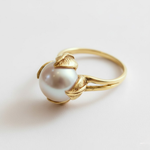 Sophisticated 18k Gold Vermeil ring with a Natural White Pearl, embodying elegance and purity for everyday style and gifting.