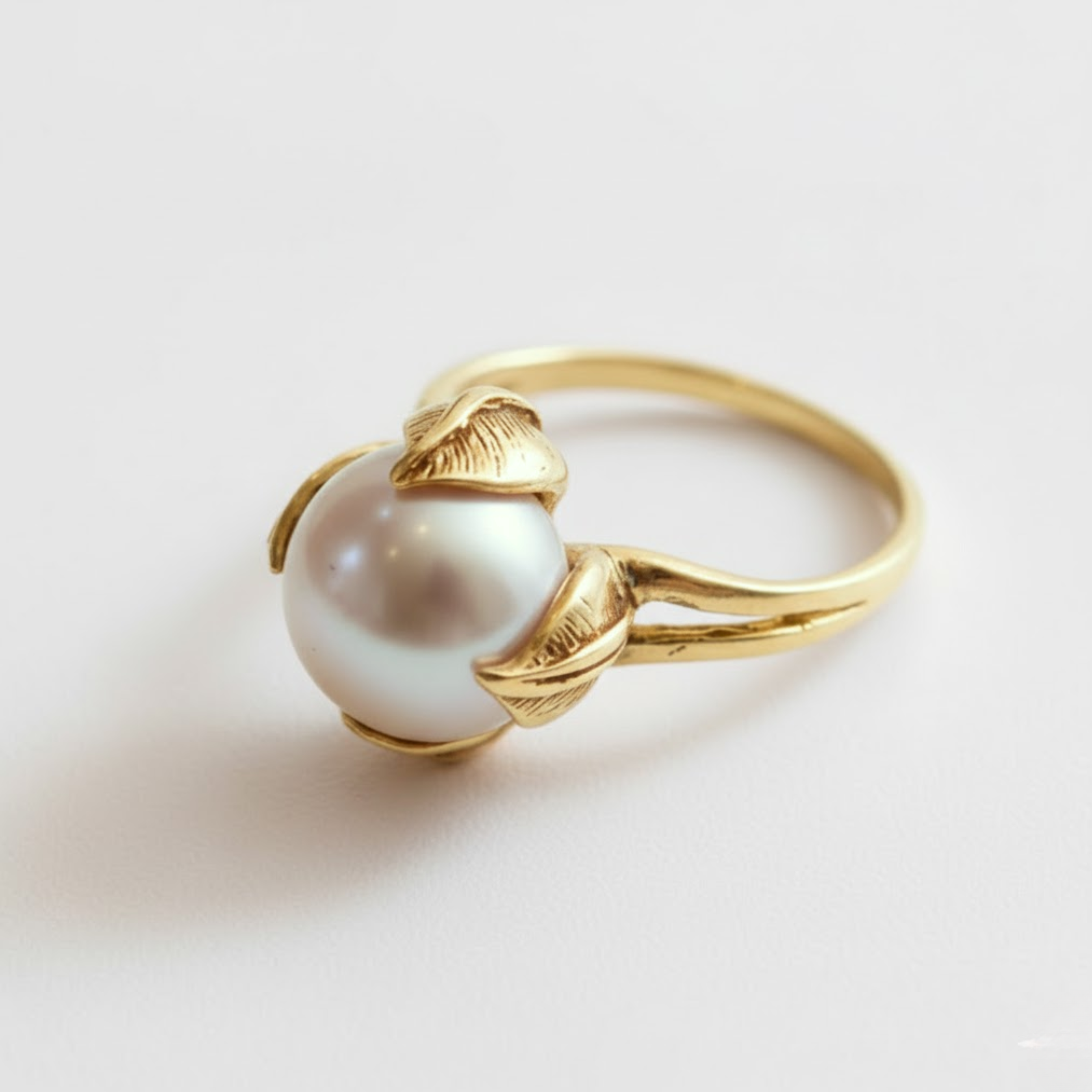 Sophisticated 18k Gold Vermeil ring with a Natural White Pearl, embodying elegance and purity for everyday style and gifting.