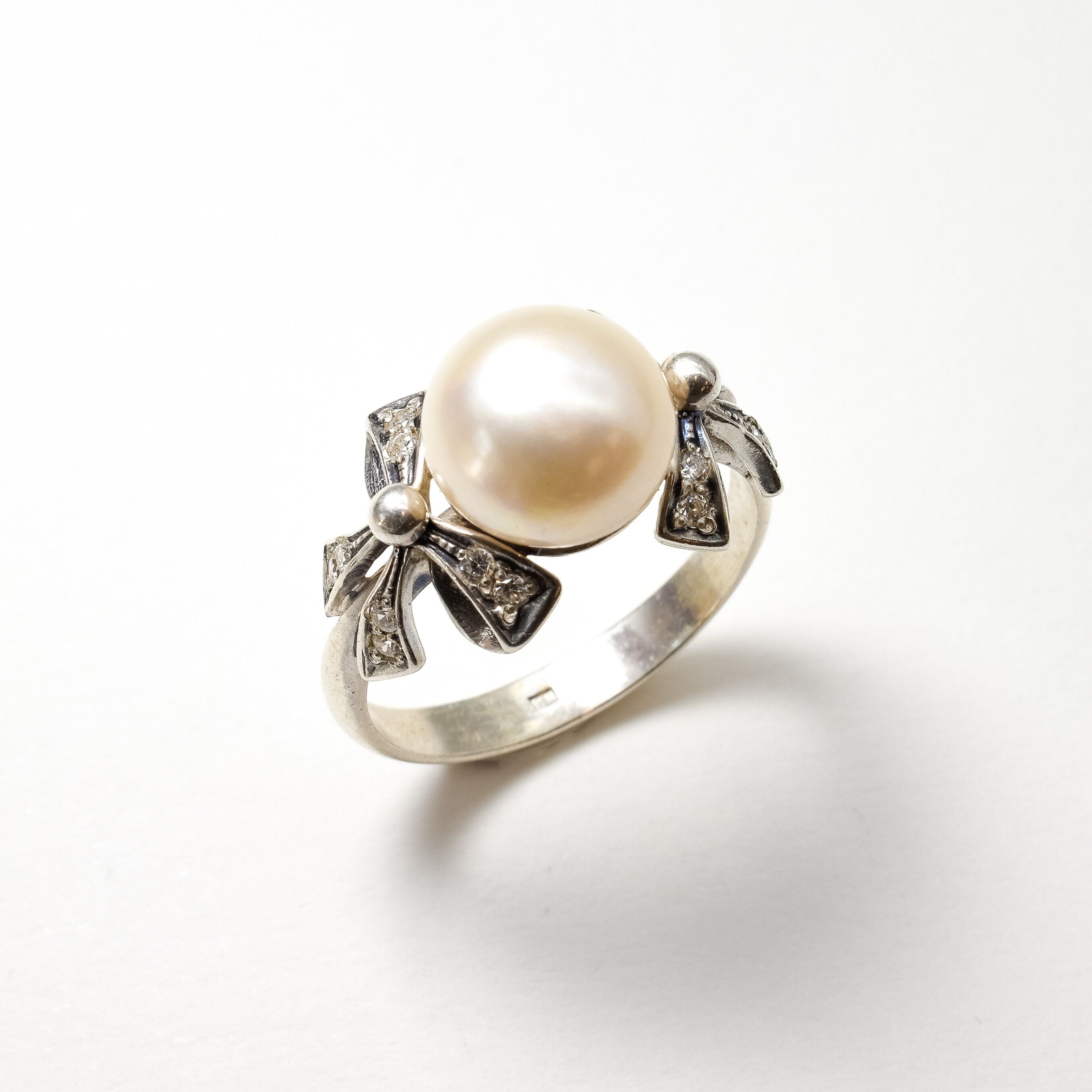 Ribbon Pearl Ring - Natural White Pearl - June Birthstone Ring