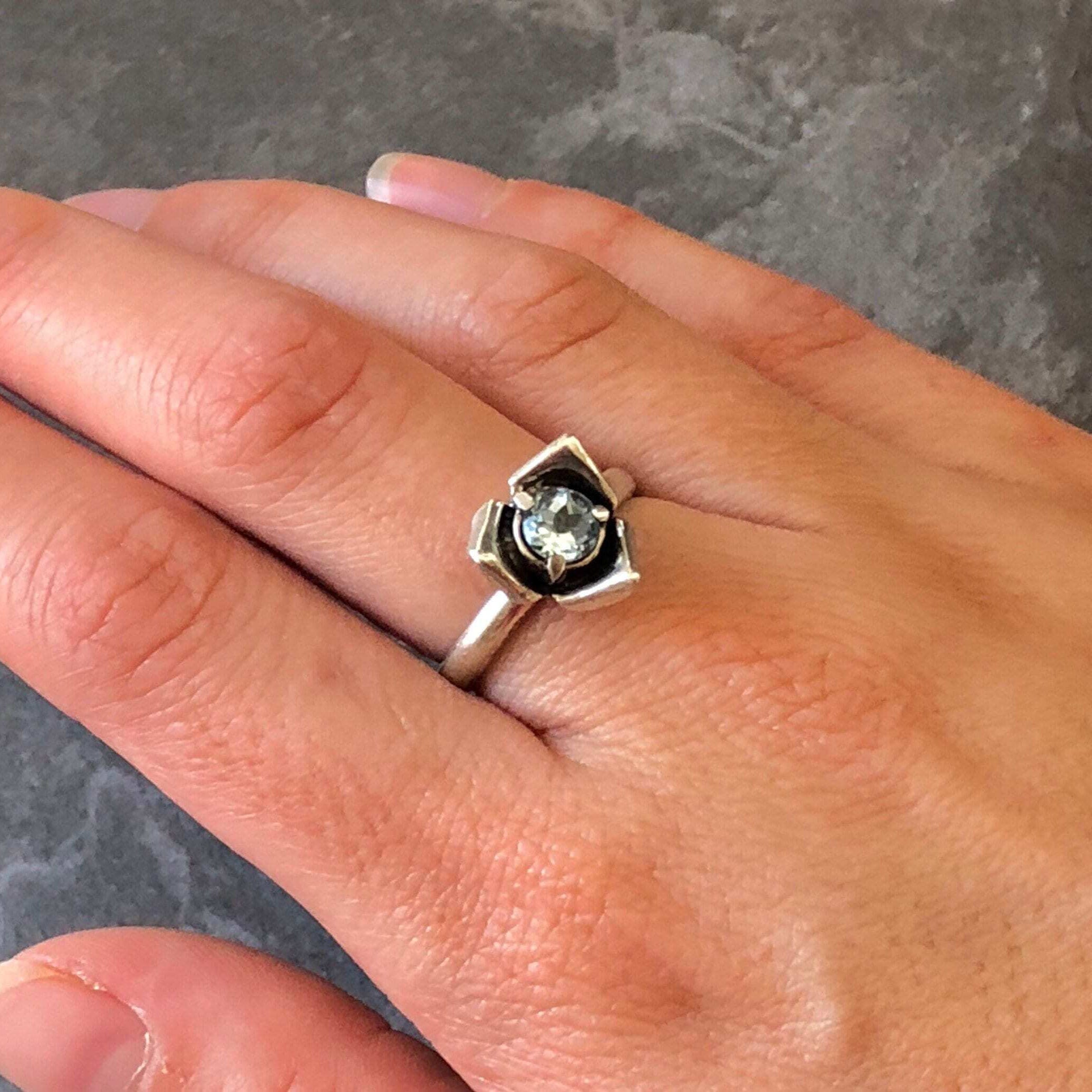 Round Natural Green Emerald Ring in 925 Sterling Silver, symbolizing growth and harmony, perfect for May birthdays and special occasions.