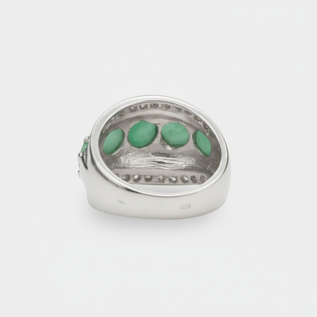 Natural Emerald Ring in 925 Sterling Silver, perfect for expressing love and healing, makes a thoughtful gift for any occasion.