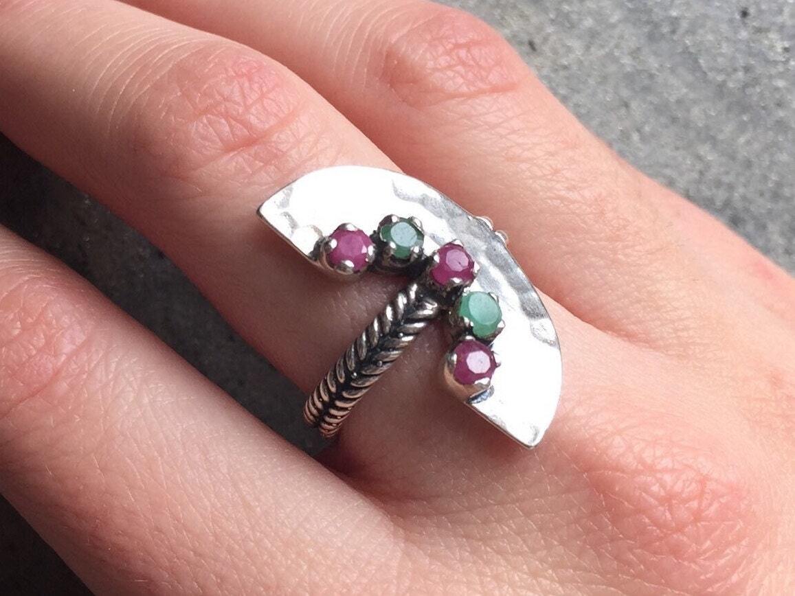 Stunning 925 Sterling Silver ring featuring a vibrant Round Natural Emerald, perfect for May birthdays and special occasions.