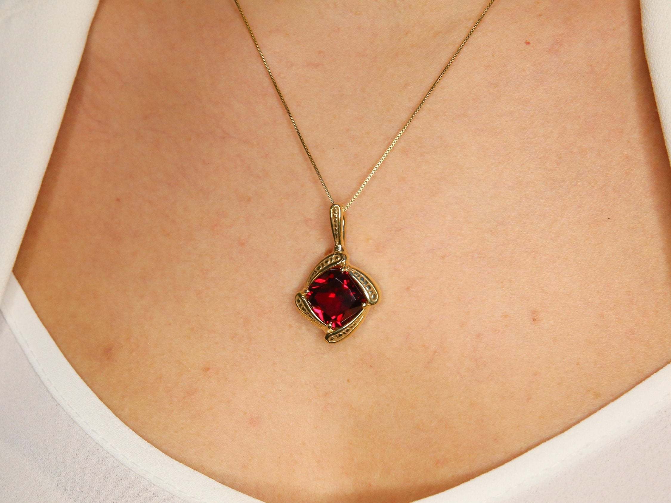 Ruby pendant in 18k gold vermeil with square created ruby, perfect for birthdays and special occasions, symbolizing passion and purity.