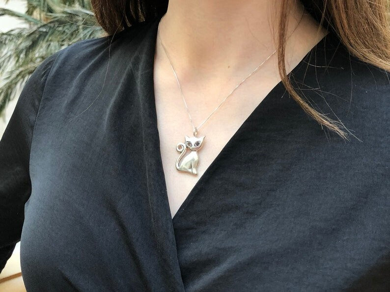 Sapphire Cat Pendant - Stunning silver necklace for cat lovers, crafted in 925 Sterling Silver. Perfect gift for any occasion.