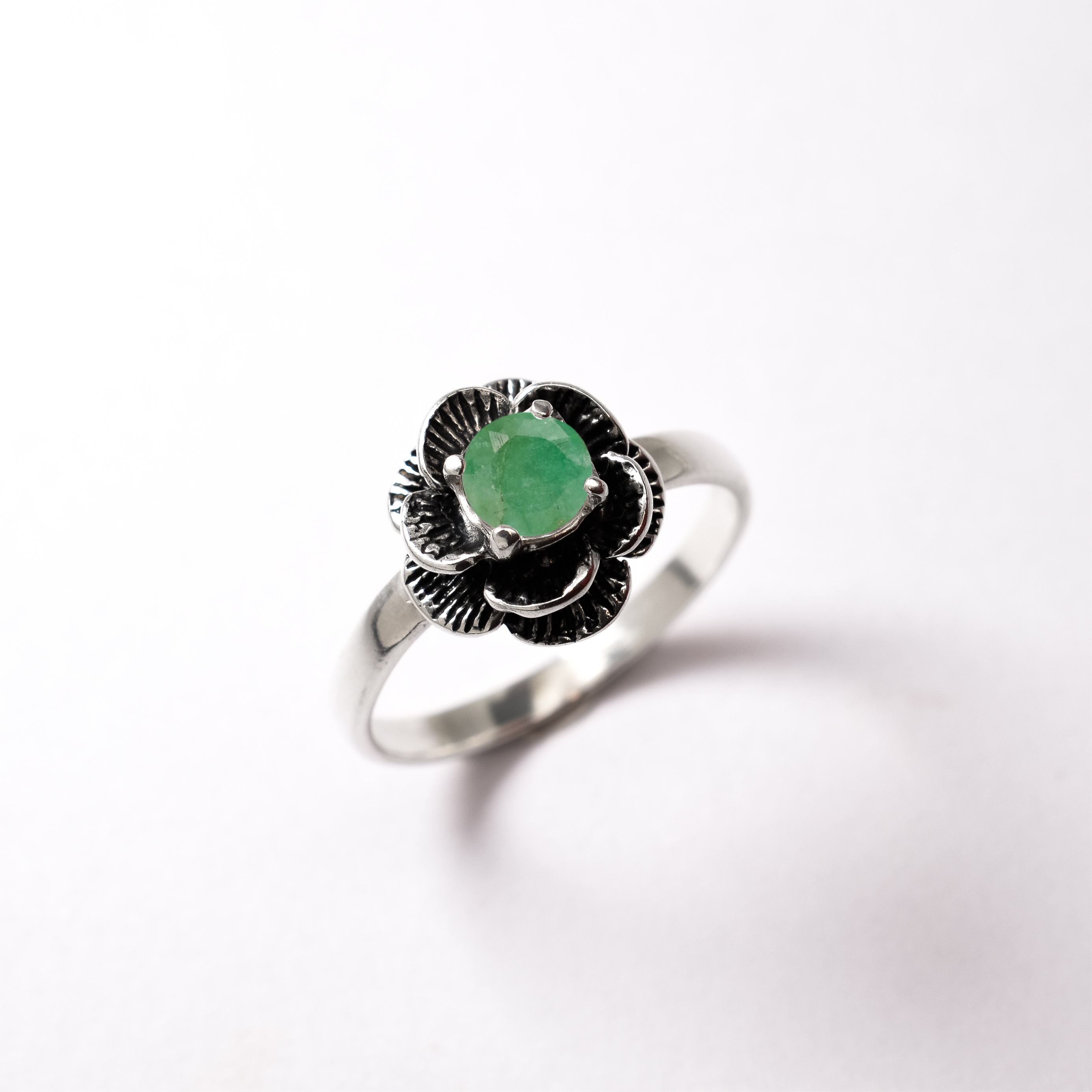 Elegant 925 Sterling Silver ring featuring a stunning round Natural Emerald, embodying renewal and emotional healing, ideal for any occasion.