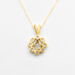 Beautiful Gold Daisy Pendant made in 18k Gold Vermeil, a lovely accessory for casual looks and heartfelt gifts.
