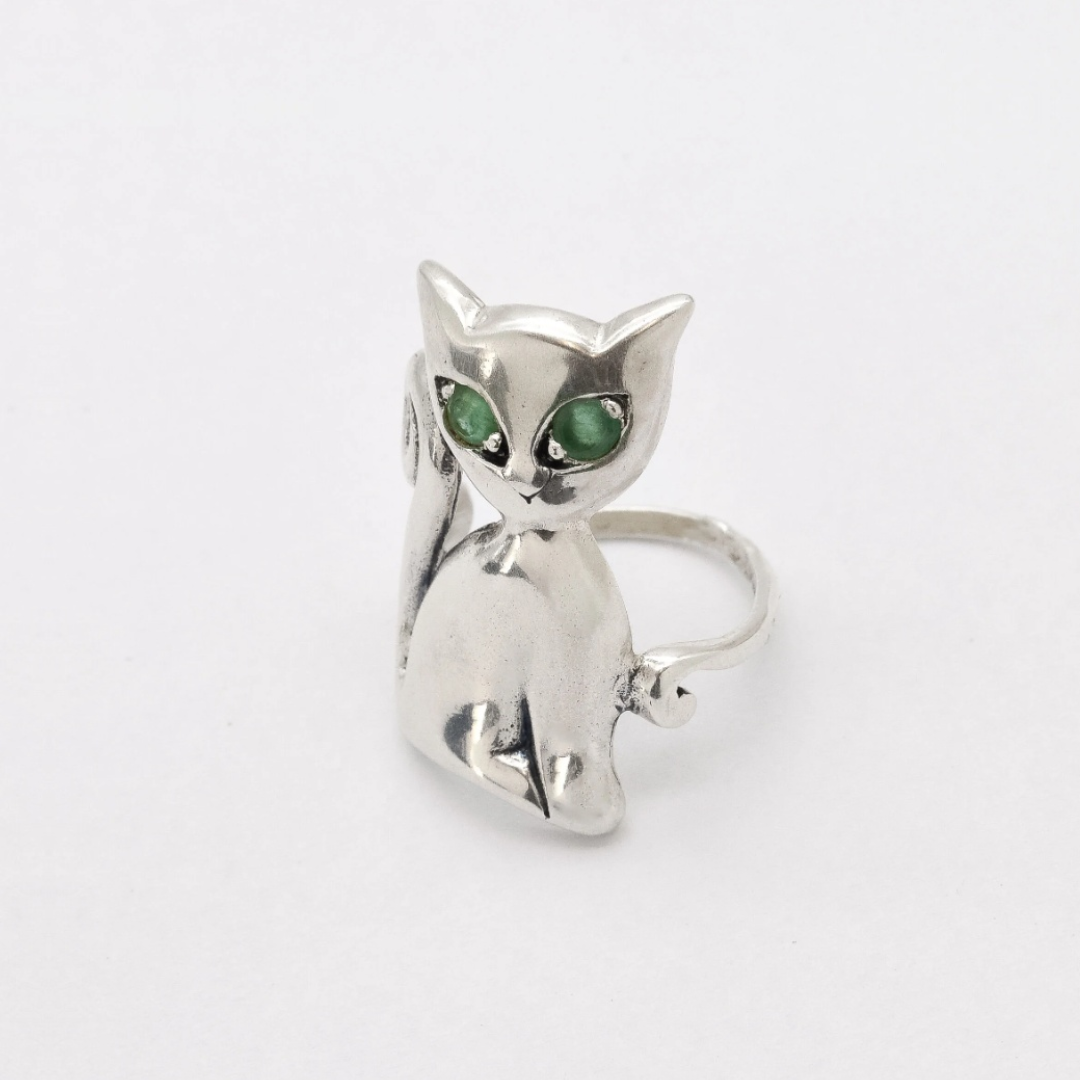 Natural Emerald Ring made in 925 Sterling Silver with Round Natural Green Emerald in Prong setting, May Birthstone gift idea, symbolizes growth, harmony, and deep emotional healing, ideal for everyday wear and perfect for birthday gifting and special occasions.