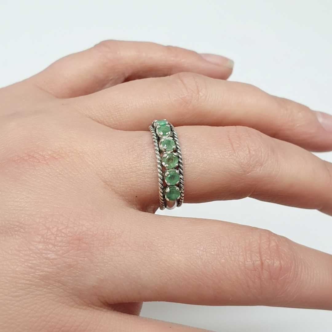 Stylish natural emerald ring in 925 sterling silver, a timeless accessory for everyday wear and meaningful occasions.
