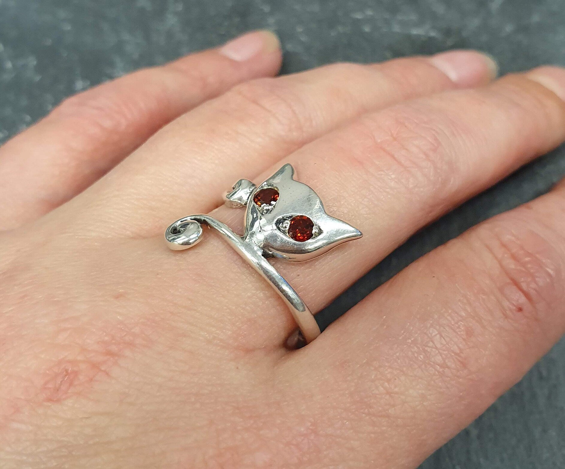 Garnet Ring, Natural Garnet, January Birthstone, Silver Cat Ring, Vintage Cat Ring, Red Eyes Ring, Cats Eye Ring, 925 Silver Ring, Red Ring