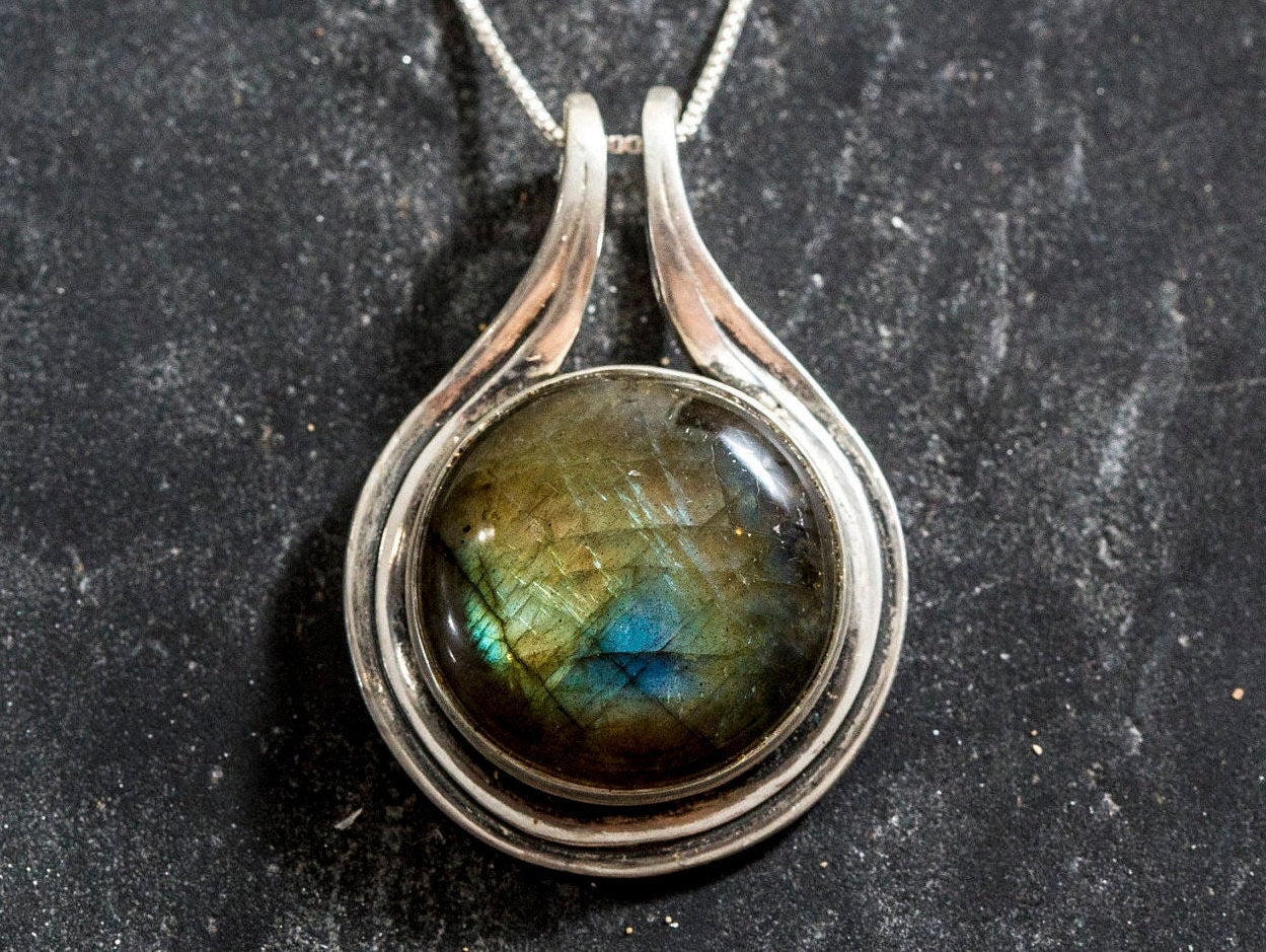 Statement Pendant, Labradorite Pendant, Natural Labradorite, Round Pendant, Large Labradorite, Silver Pendant, Labradorite