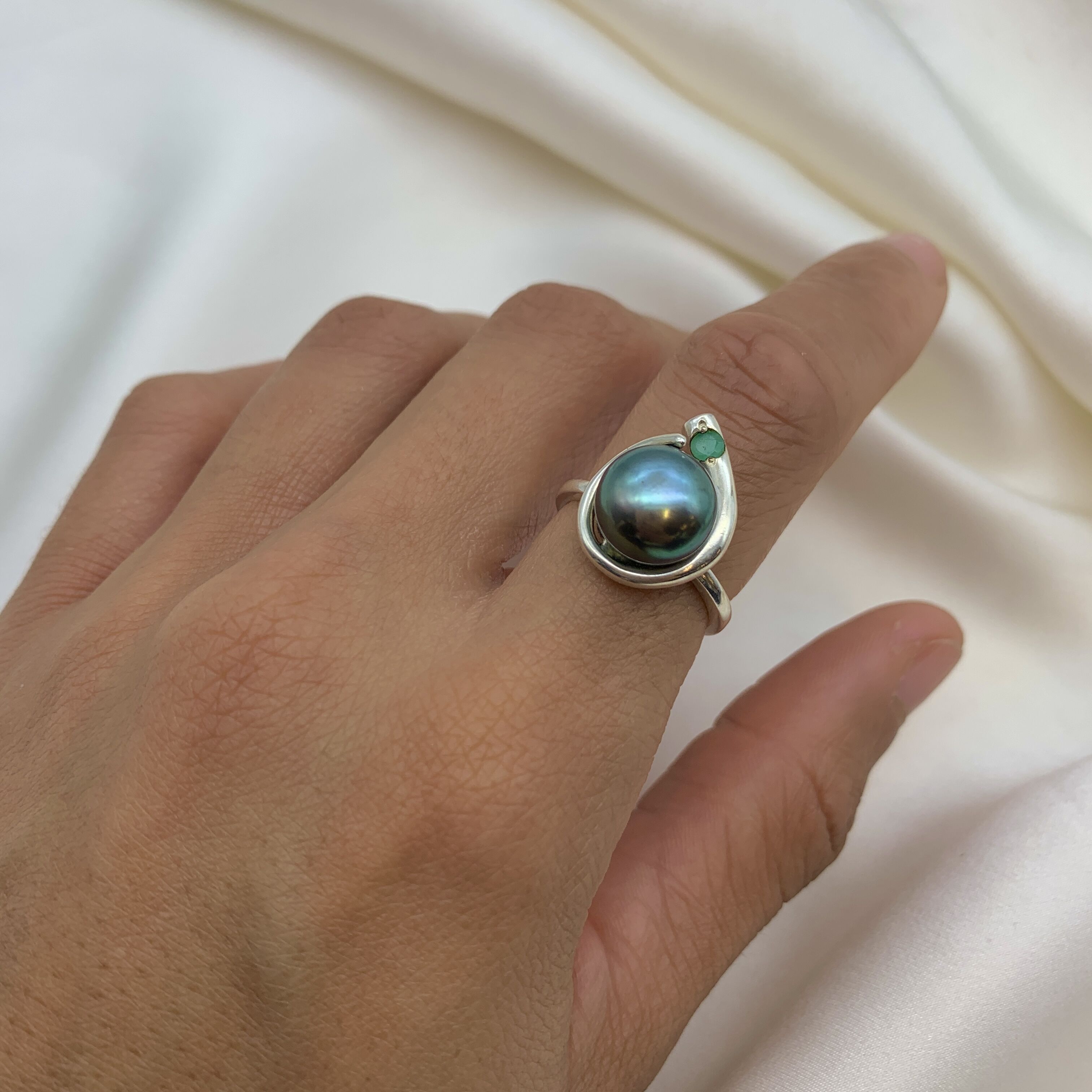 Black Pearl Ring, Natural Emerald, Natural Pearl, Vintage Pearl Ring, Birthstone Ring, May Birthstone, June Birthstone, Pearl and Emerald