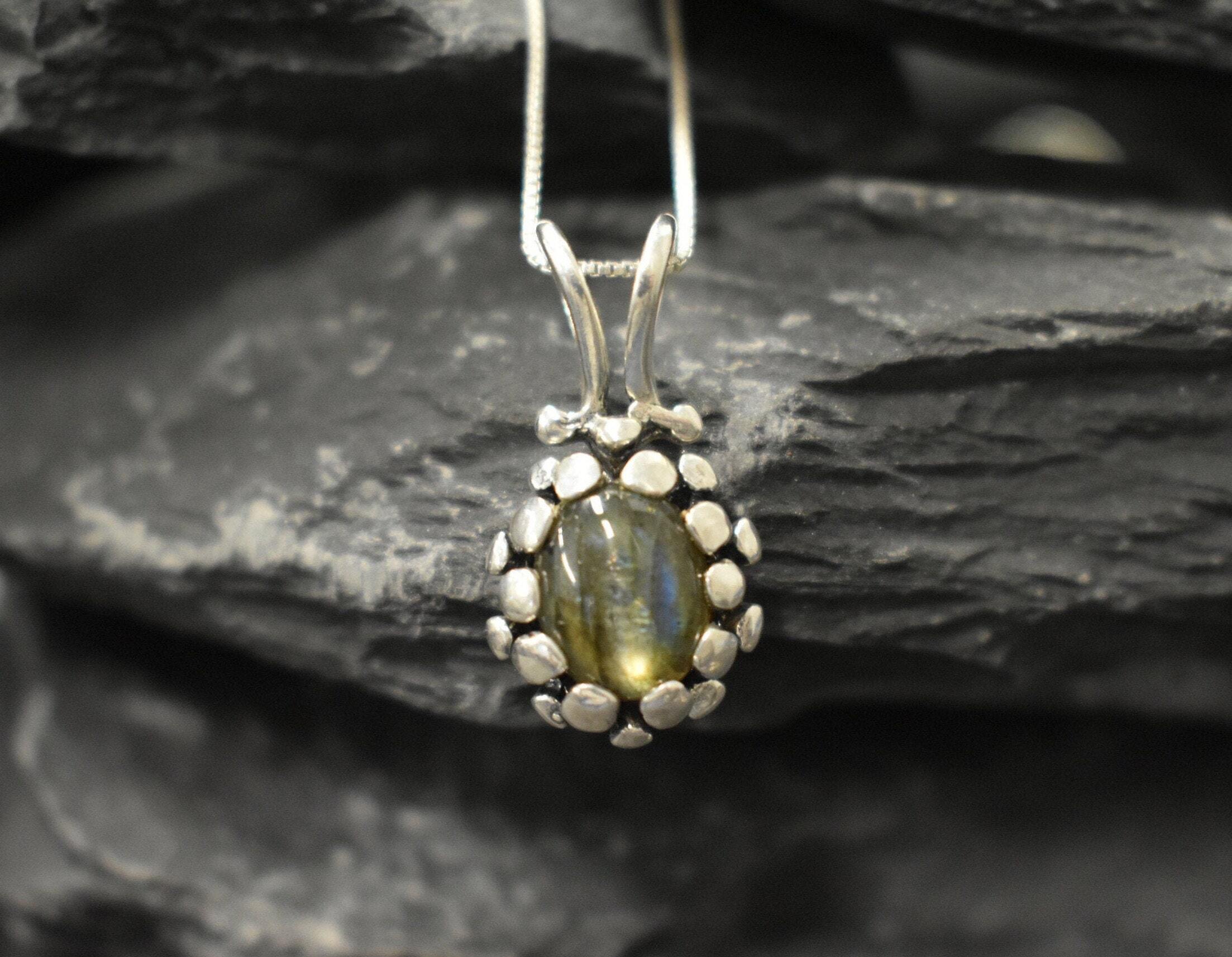 Labradorite Pendant, Natural Labradorite, Green Vintage Pendant, Dainty Pendant, Labradorite Charm, Labradorite Necklace, 925 Silver Pendant