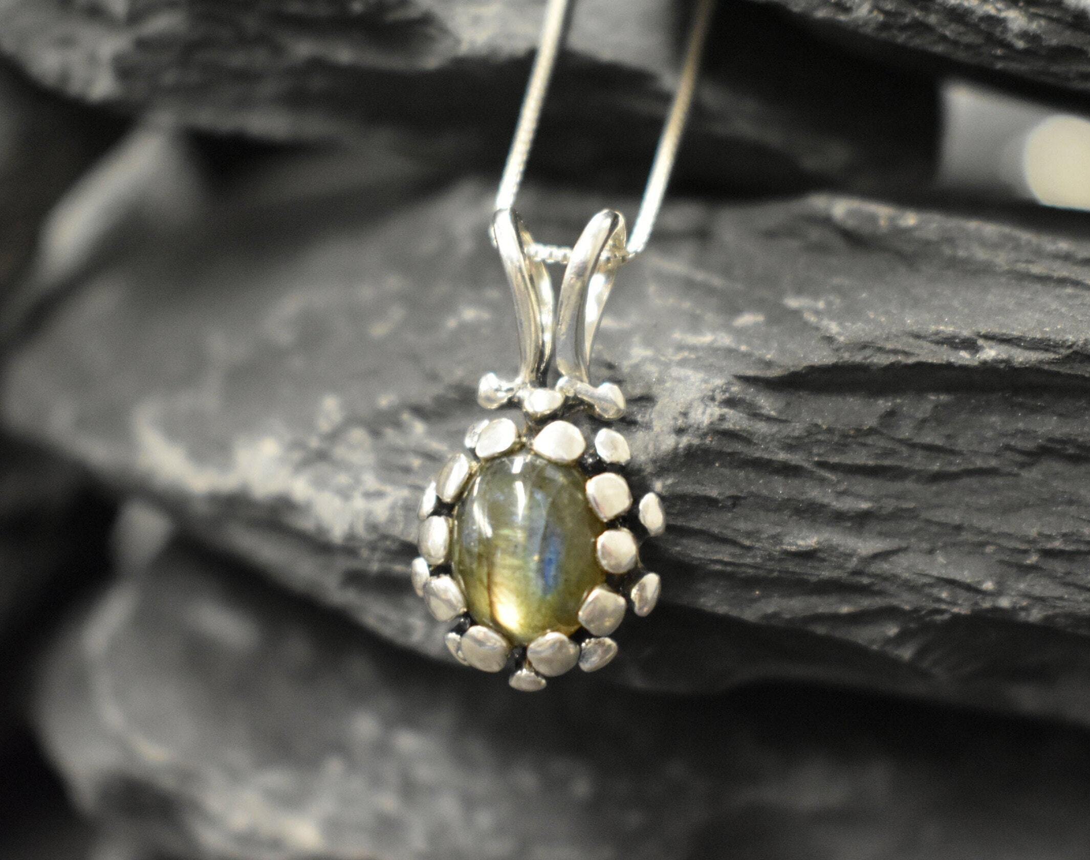 Labradorite Pendant, Natural Labradorite, Green Vintage Pendant, Dainty Pendant, Labradorite Charm, Labradorite Necklace, 925 Silver Pendant