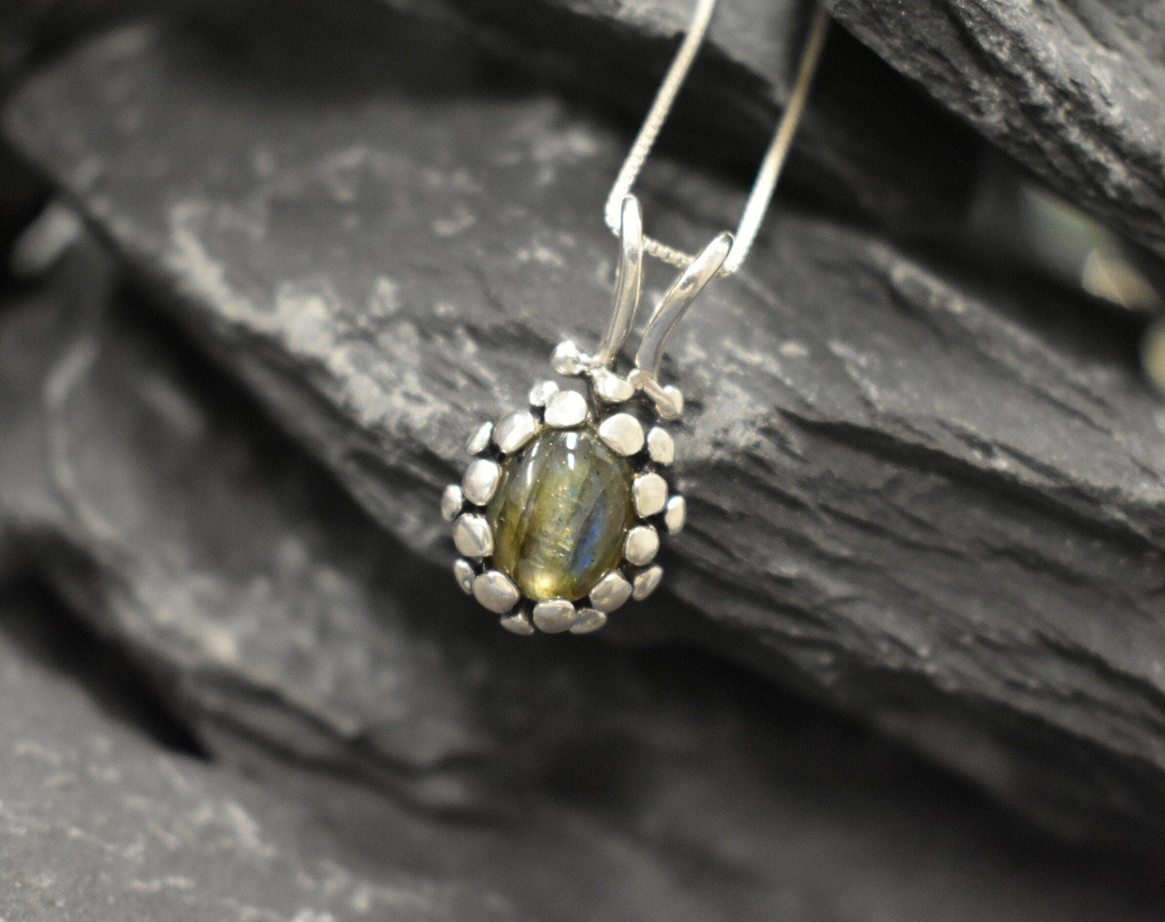 Labradorite Pendant, Natural Labradorite, Green Vintage Pendant, Dainty Pendant, Labradorite Charm, Labradorite Necklace, 925 Silver Pendant
