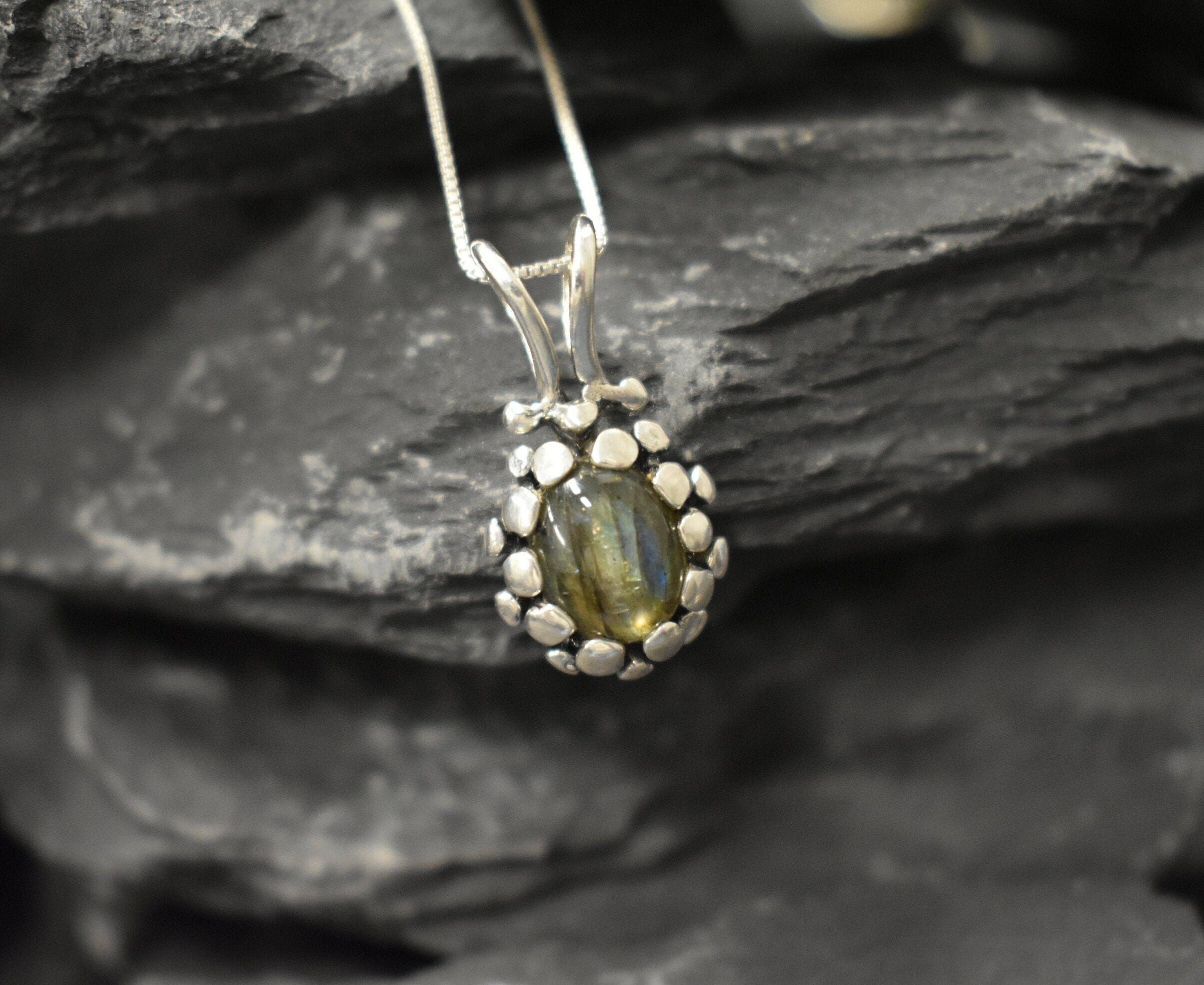 Labradorite Pendant, Natural Labradorite, Green Vintage Pendant, Dainty Pendant, Labradorite Charm, Labradorite Necklace, 925 Silver Pendant