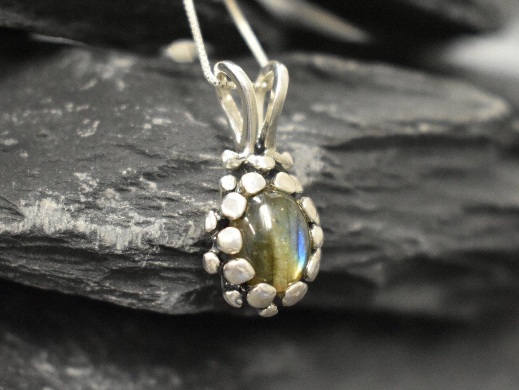 Labradorite Pendant, Natural Labradorite, Green Vintage Pendant, Dainty Pendant, Labradorite Charm, Labradorite Necklace, 925 Silver Pendant