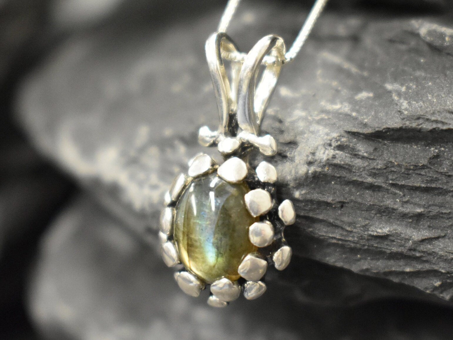 Labradorite Pendant, Natural Labradorite, Green Vintage Pendant, Dainty Pendant, Labradorite Charm, Labradorite Necklace, 925 Silver Pendant