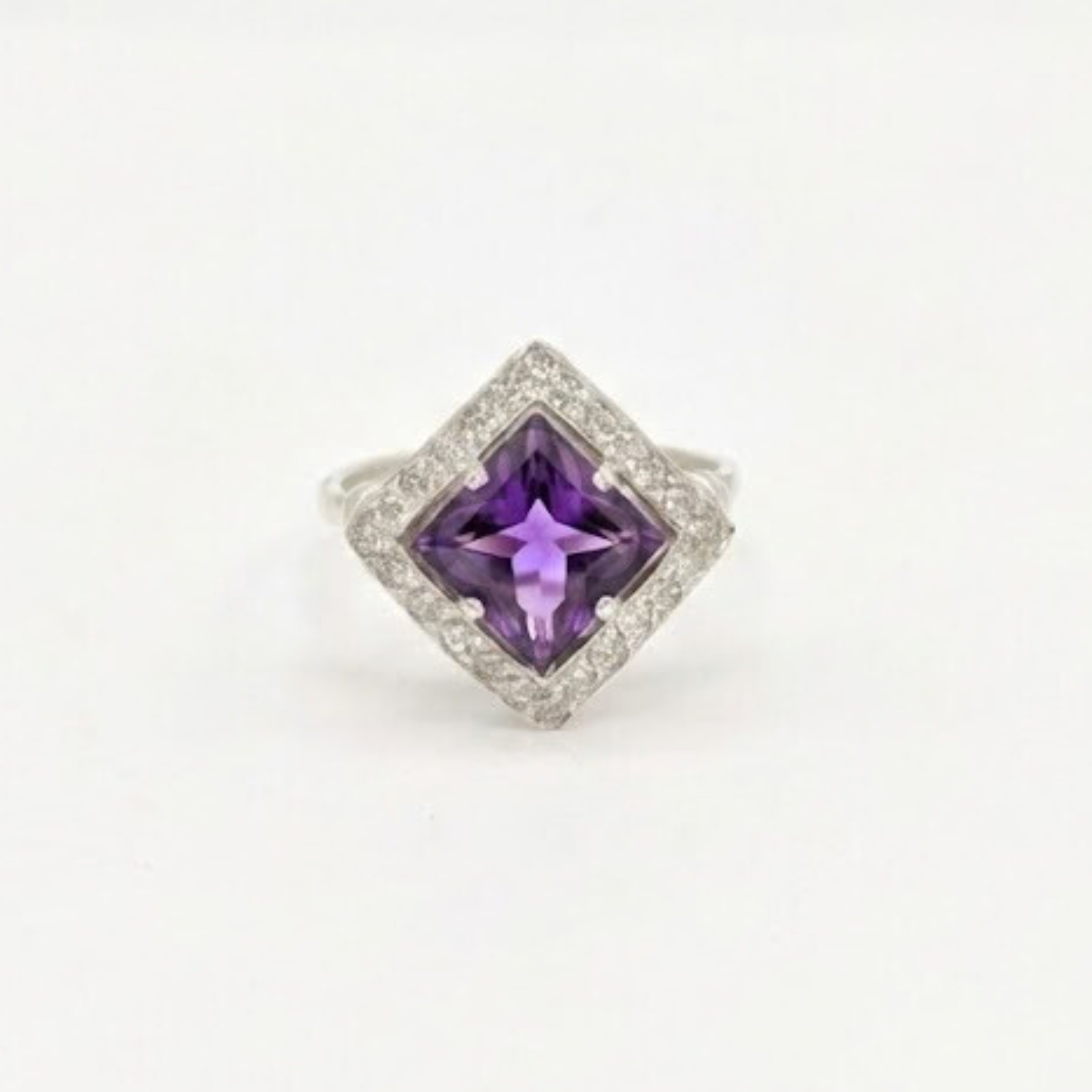 Elegant Natural Amethyst Ring in 925 Silver, showcasing a round amethyst in a stunning halo design, perfect for gifting.