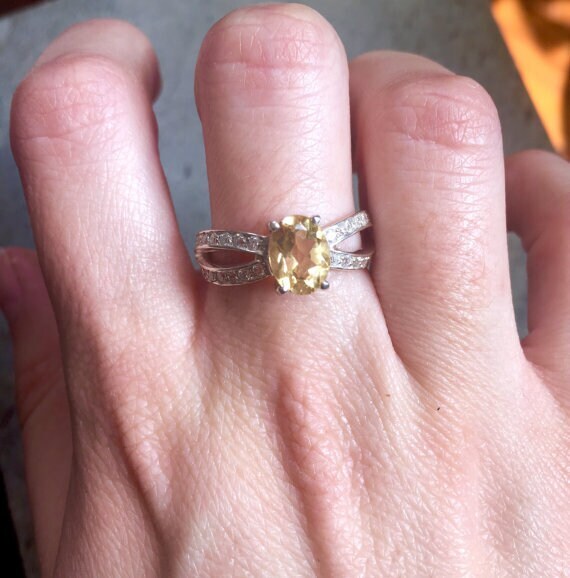 Elegant 925 Sterling Silver Natural Emerald Ring, features a stunning oval green emerald, perfect for birthdays and special occasions.