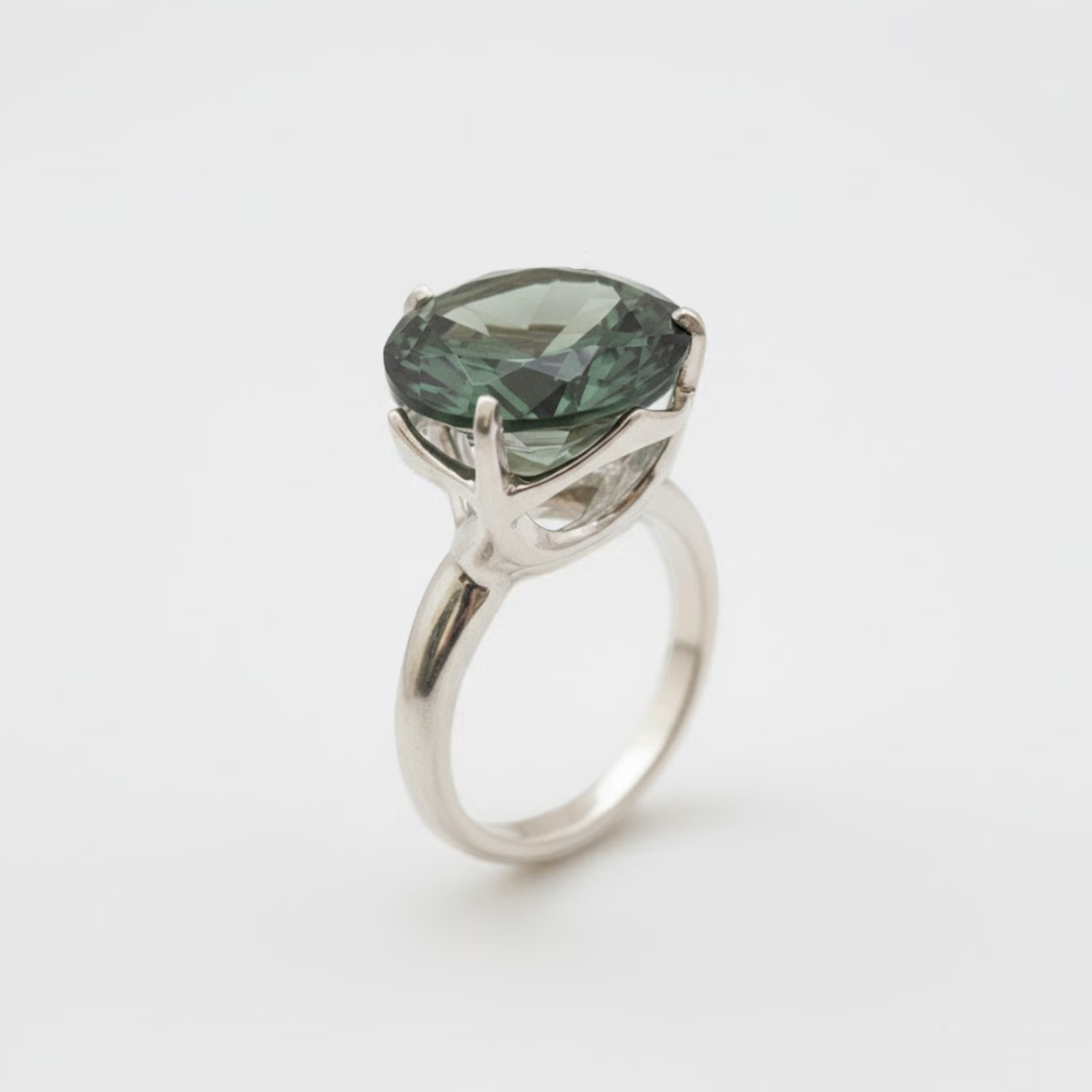 Elegant Green Diamond Ring - Chic Round Vintage Style in 925 Sterling Silver, ideal for birthdays and meaningful occasions.