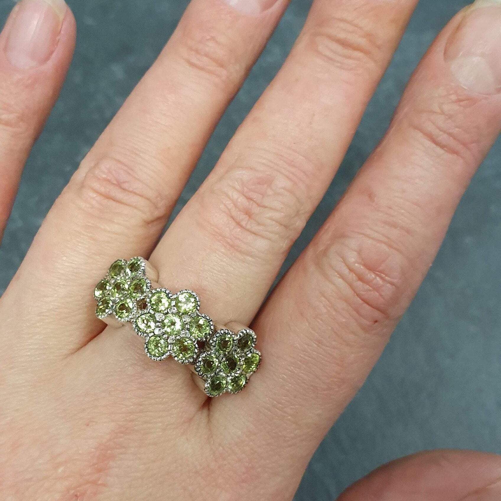 Green Flower Ring, Natural Peridot, Daisy Band, August Birthstone Ring, August Ring, Vintage Green Ring, Floral Band, Solid Silver Ring