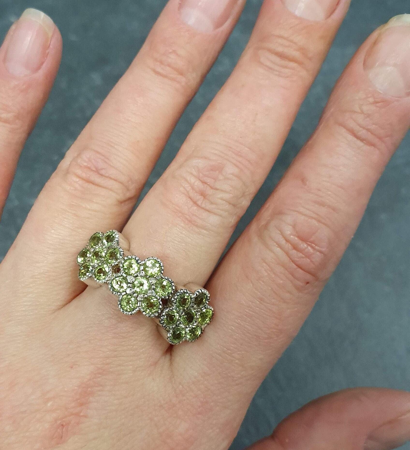 Green Flower Ring, Natural Peridot, Daisy Band, August Birthstone Ring, August Ring, Vintage Green Ring, Floral Band, Solid Silver Ring