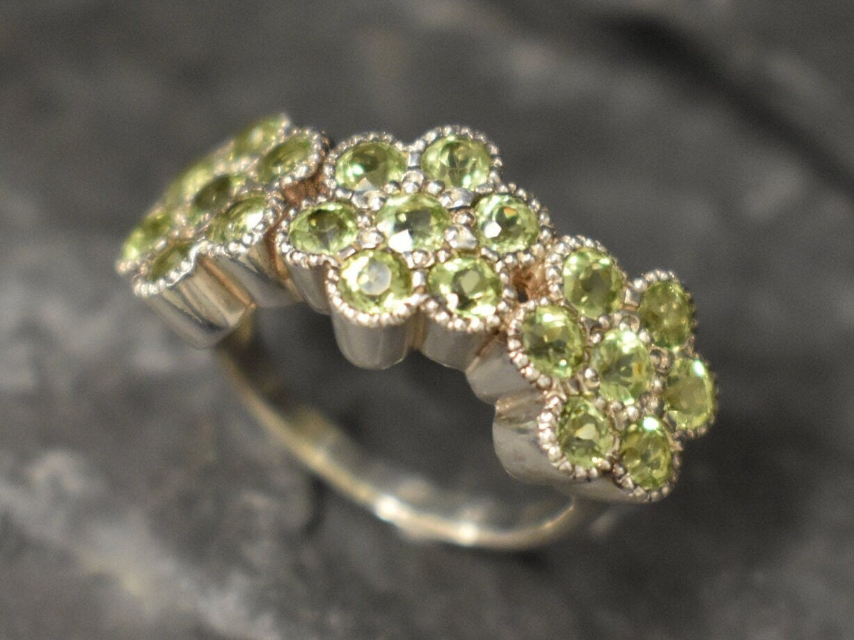 Green Flower Ring, Natural Peridot, Daisy Band, August Birthstone Ring, August Ring, Vintage Green Ring, Floral Band, Solid Silver Ring