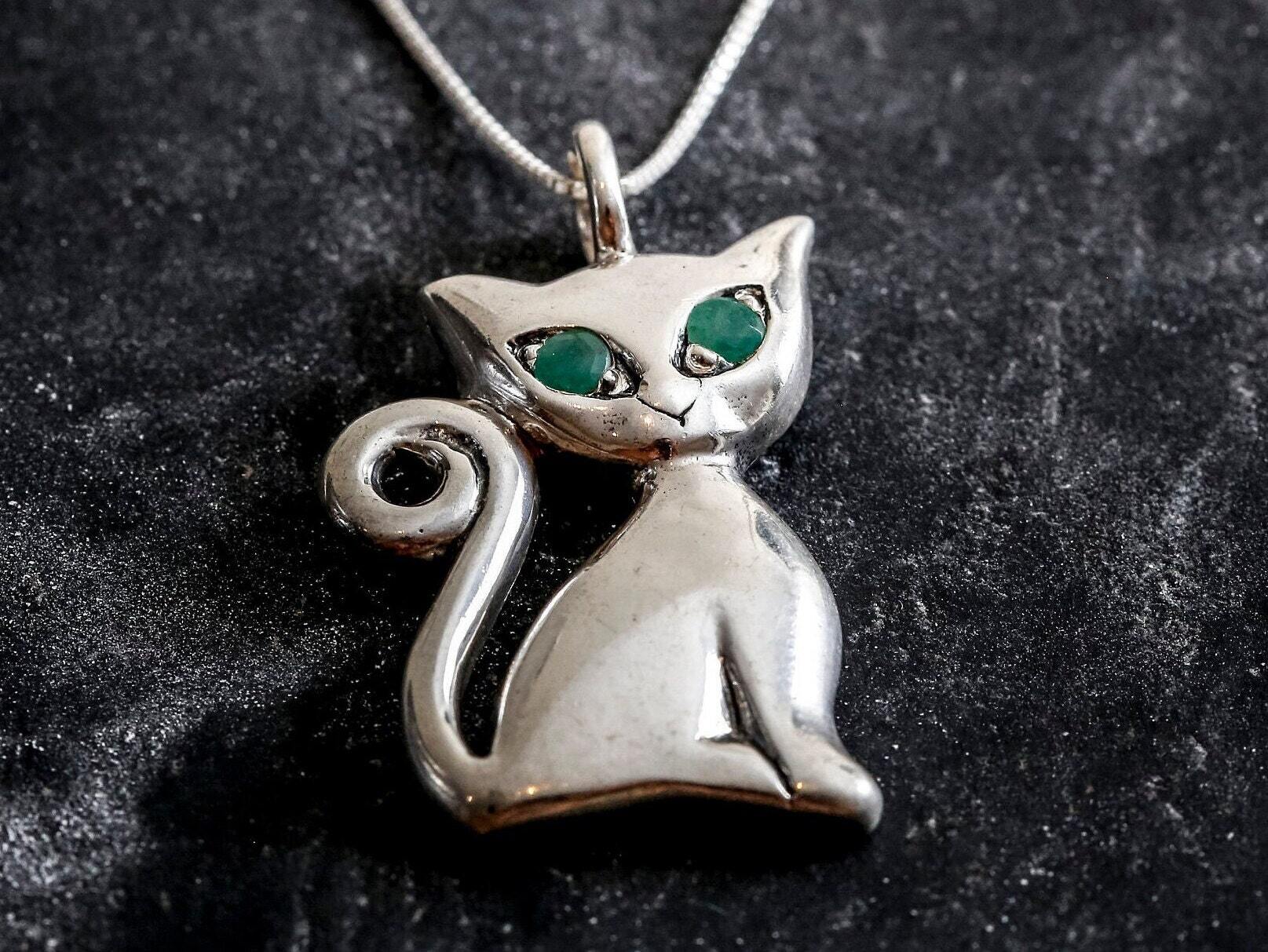 Cat Pendant, Emerald Pendant, Natural Emerald Pendant, May Pendant, Silver Pendant, May Birthstone, Artistic Pendant, Emerald, Silver Cat