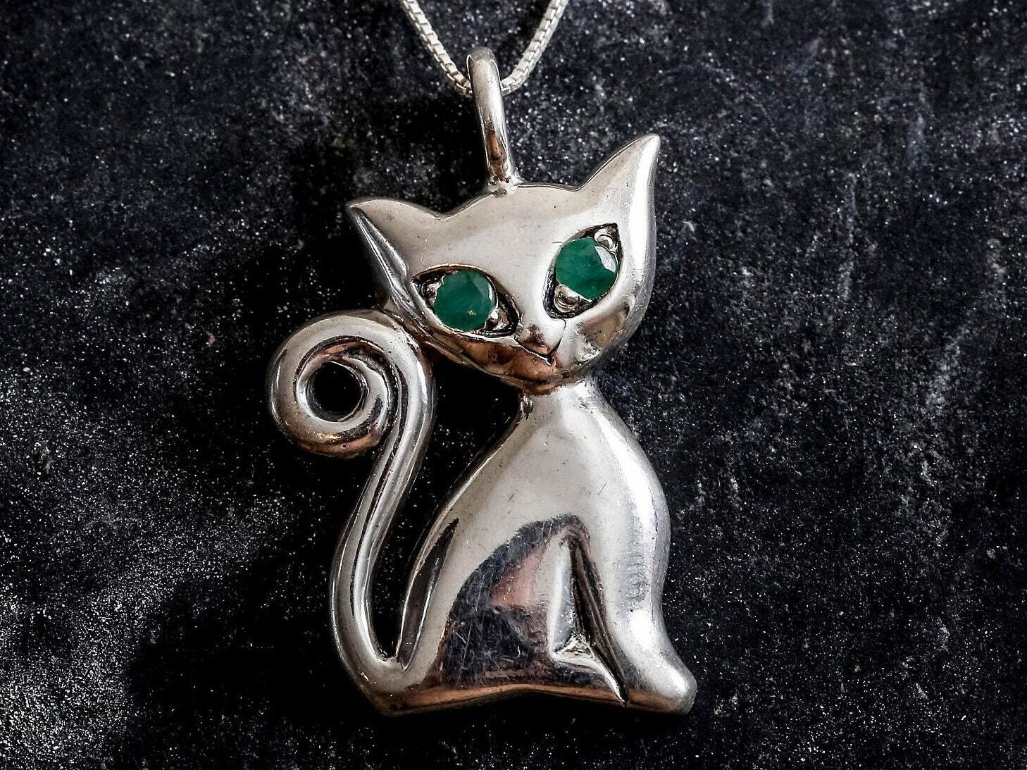 Cat Pendant, Emerald Pendant, Natural Emerald Pendant, May Pendant, Silver Pendant, May Birthstone, Artistic Pendant, Emerald, Silver Cat