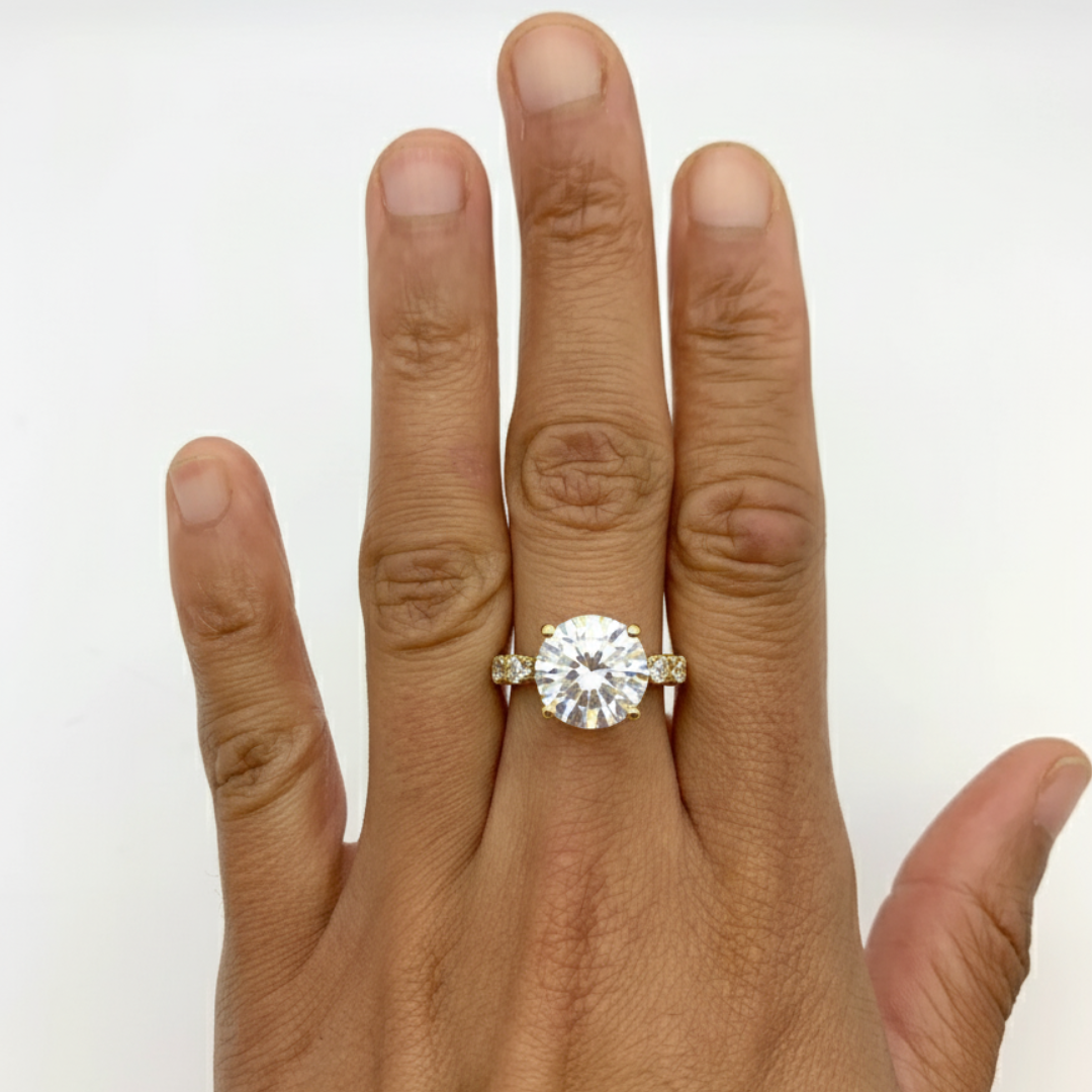 Chic diamond ring in 18k Gold Vermeil, a perfect blend of vintage charm and modern style for everyday elegance.