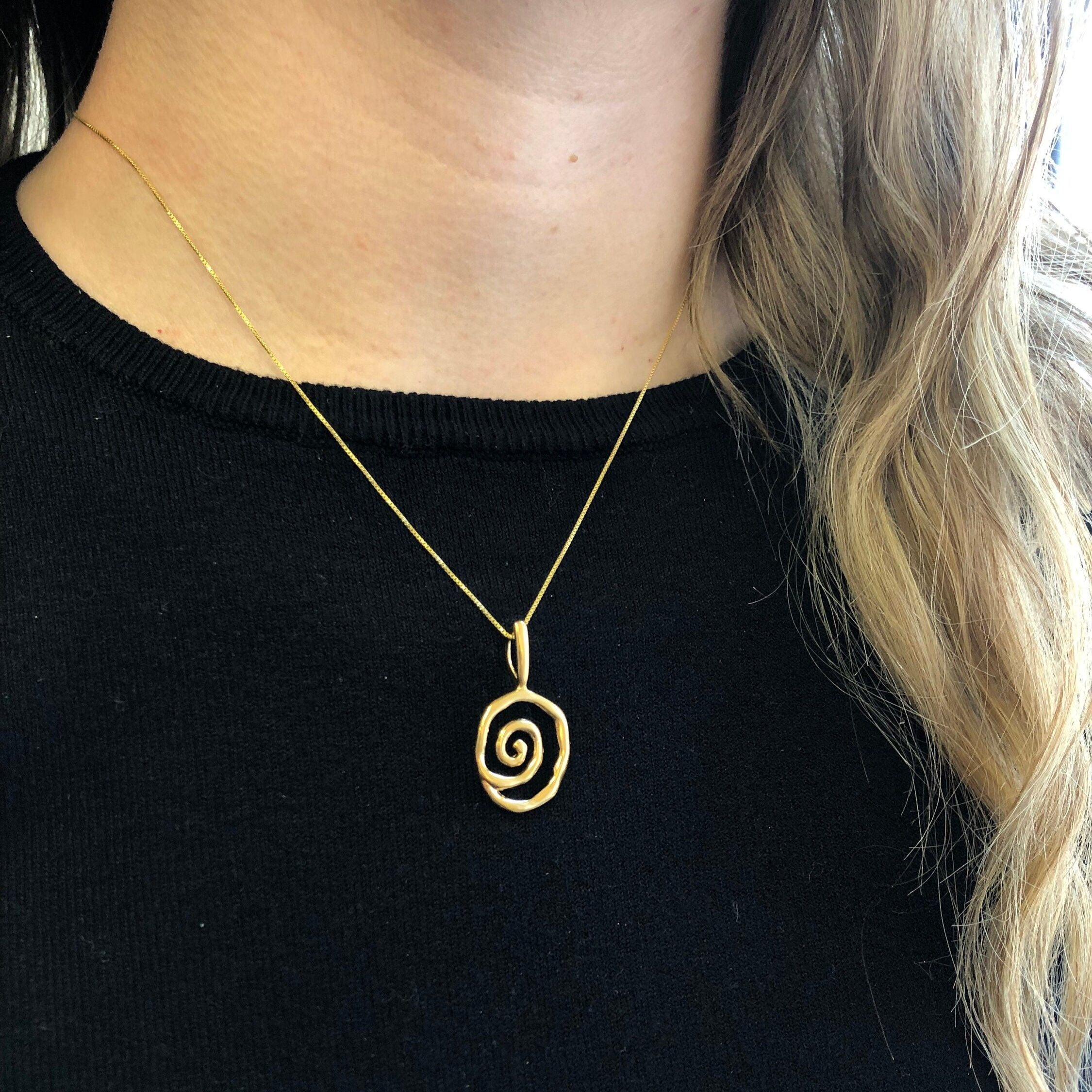 Chic Gold Spiral Pendant - 18k Gold Vermeil Necklace, an exquisite accessory for everyday style and special gift-giving.