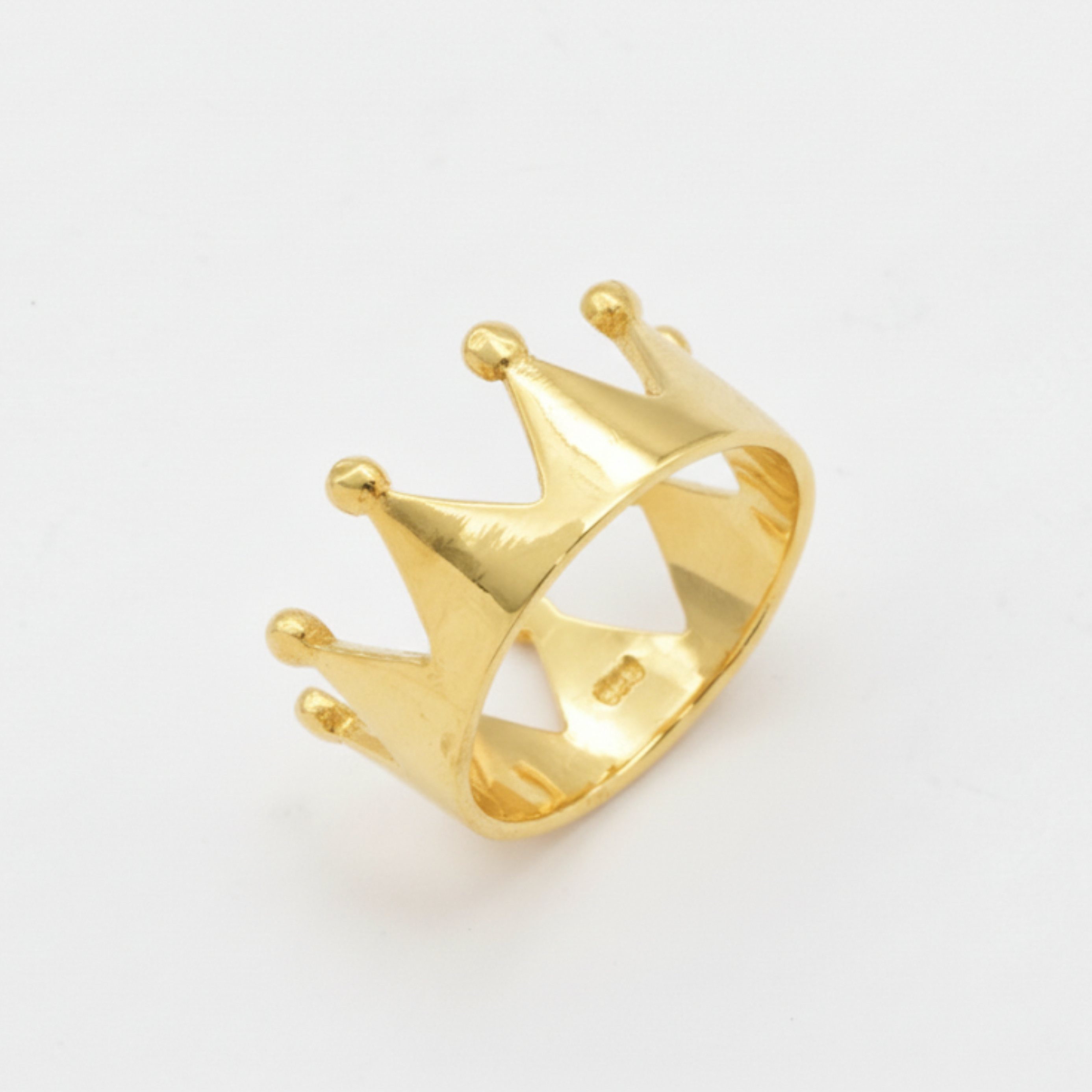 Trendy Gold King Ring in 18k Gold Vermeil, a stylish accessory for daily wear and a memorable gift for any occasion.