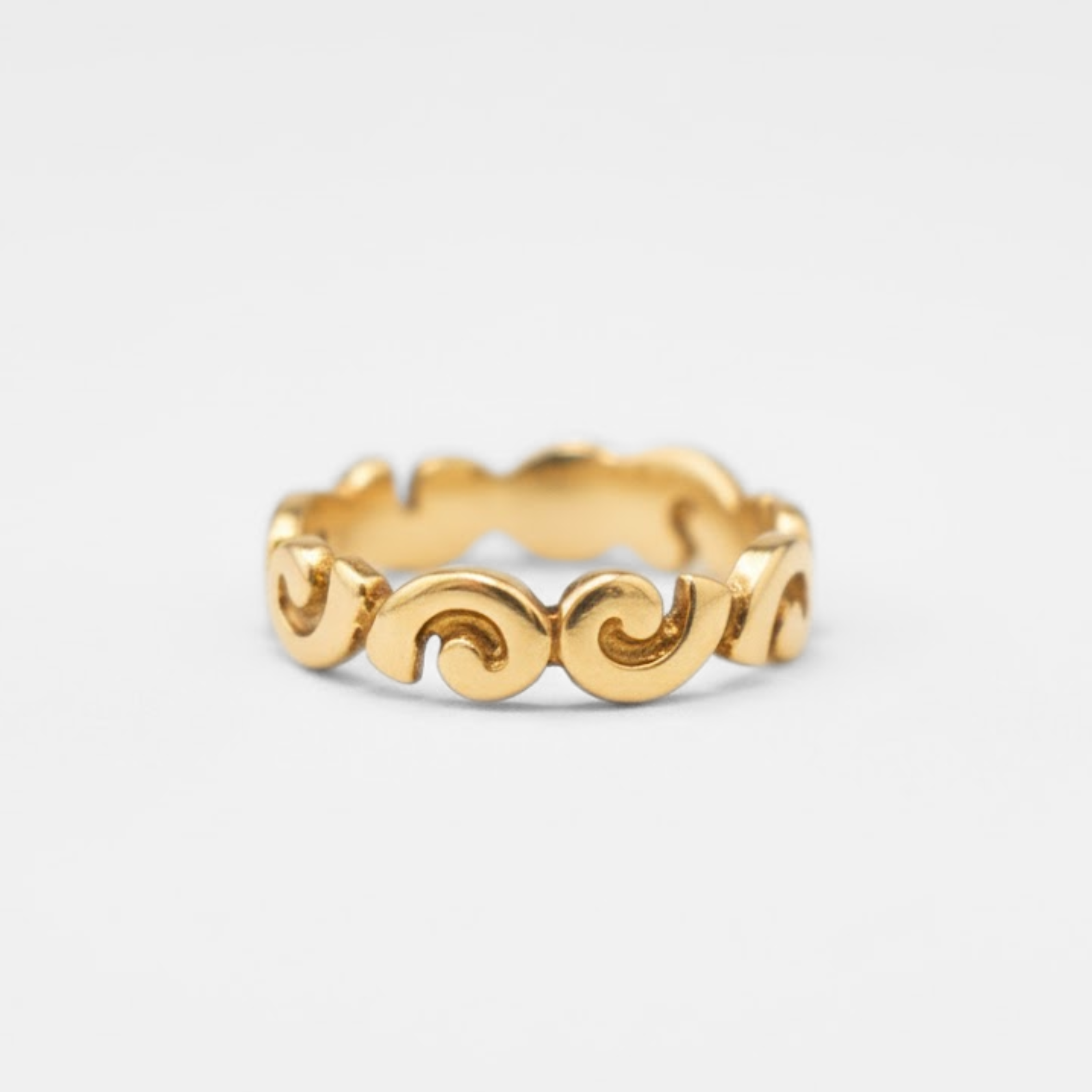 Artistic Gold Wavy Ring in 18k Gold Vermeil, ideal for birthdays and celebrations. Stylish design for everyday elegance.
