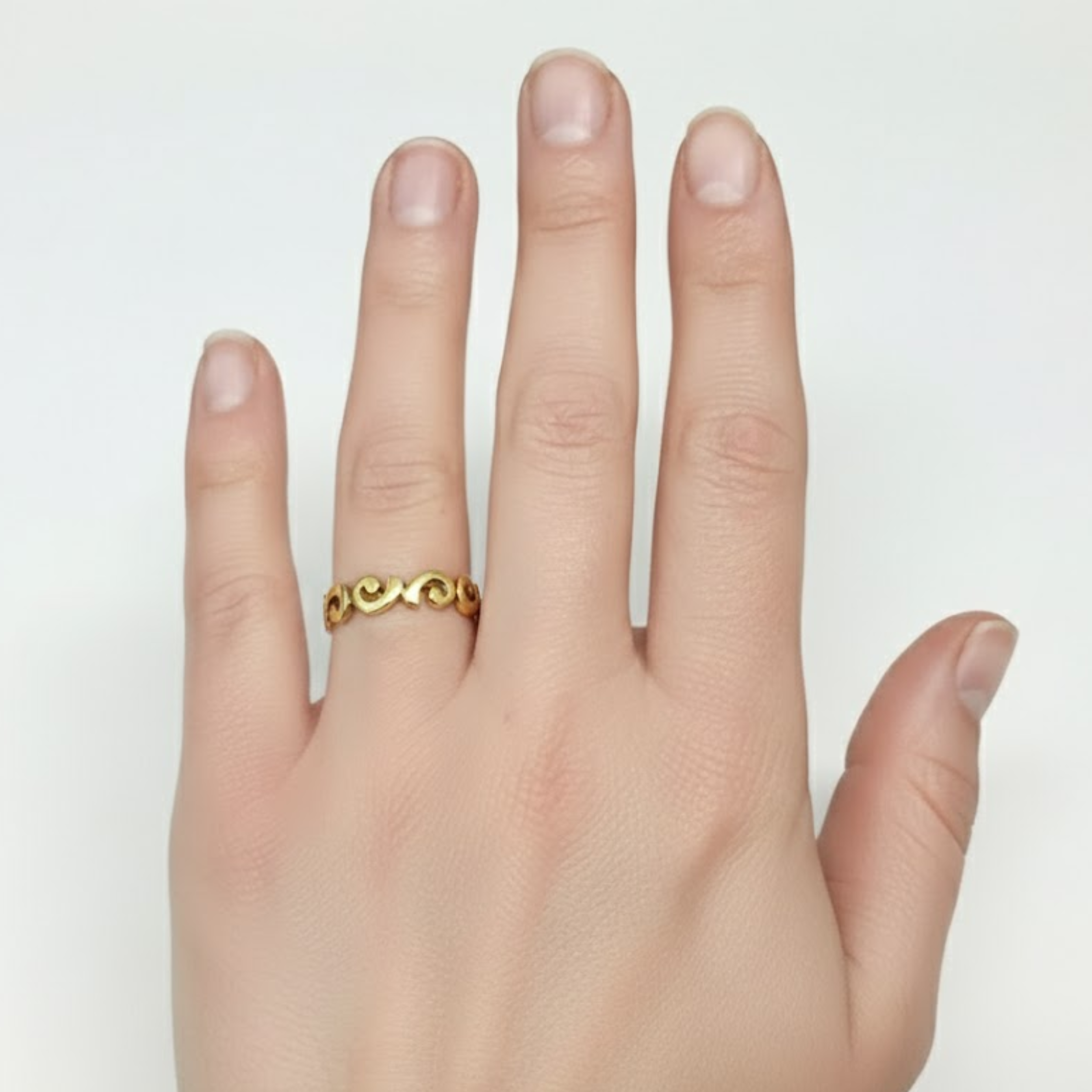 Chic Gold Artistic Ring in 18k Gold Vermeil, versatile for daily wear or gifting. A timeless piece for any occasion.