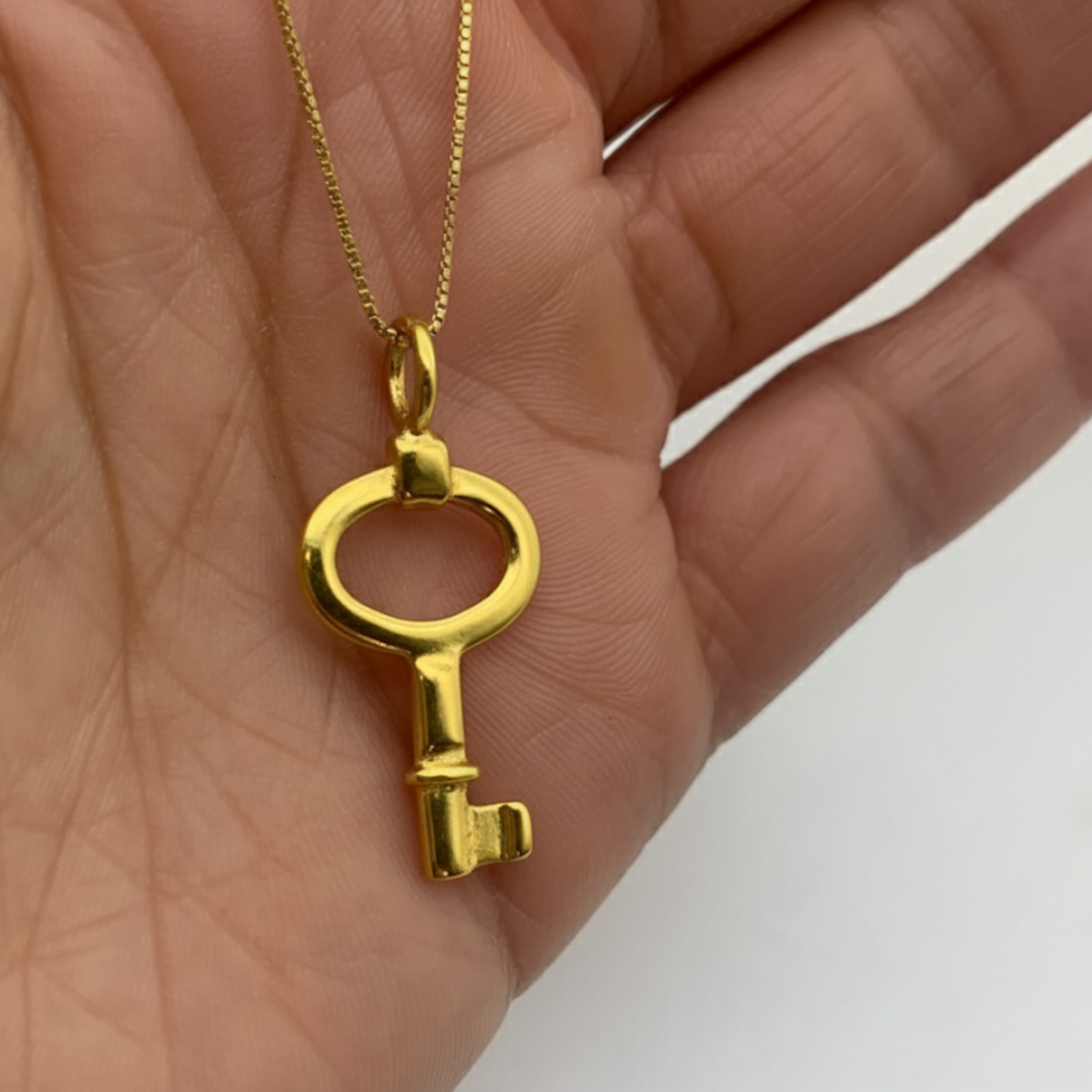 Gold Key Necklace - Chic Vintage Pendant in 18k Gold Vermeil. Ideal daily accessory and a memorable gift for loved ones.