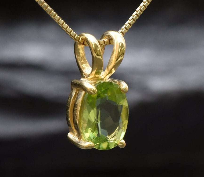 Small Peridot Pendant, Natural Peridot, Dainty Green Pendant, August Birthstone, Dainty Necklace, 2 Carat Oval Pendant, Solid Silver Pendant(1)