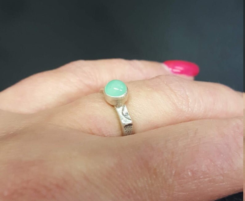 Chrysoprase Ring, Natural Chrysoprase, May Birthstone, Silver Hammerd Band, Solitaire Ring, Stackable Ring, VintageRing, Solid Silver Ring