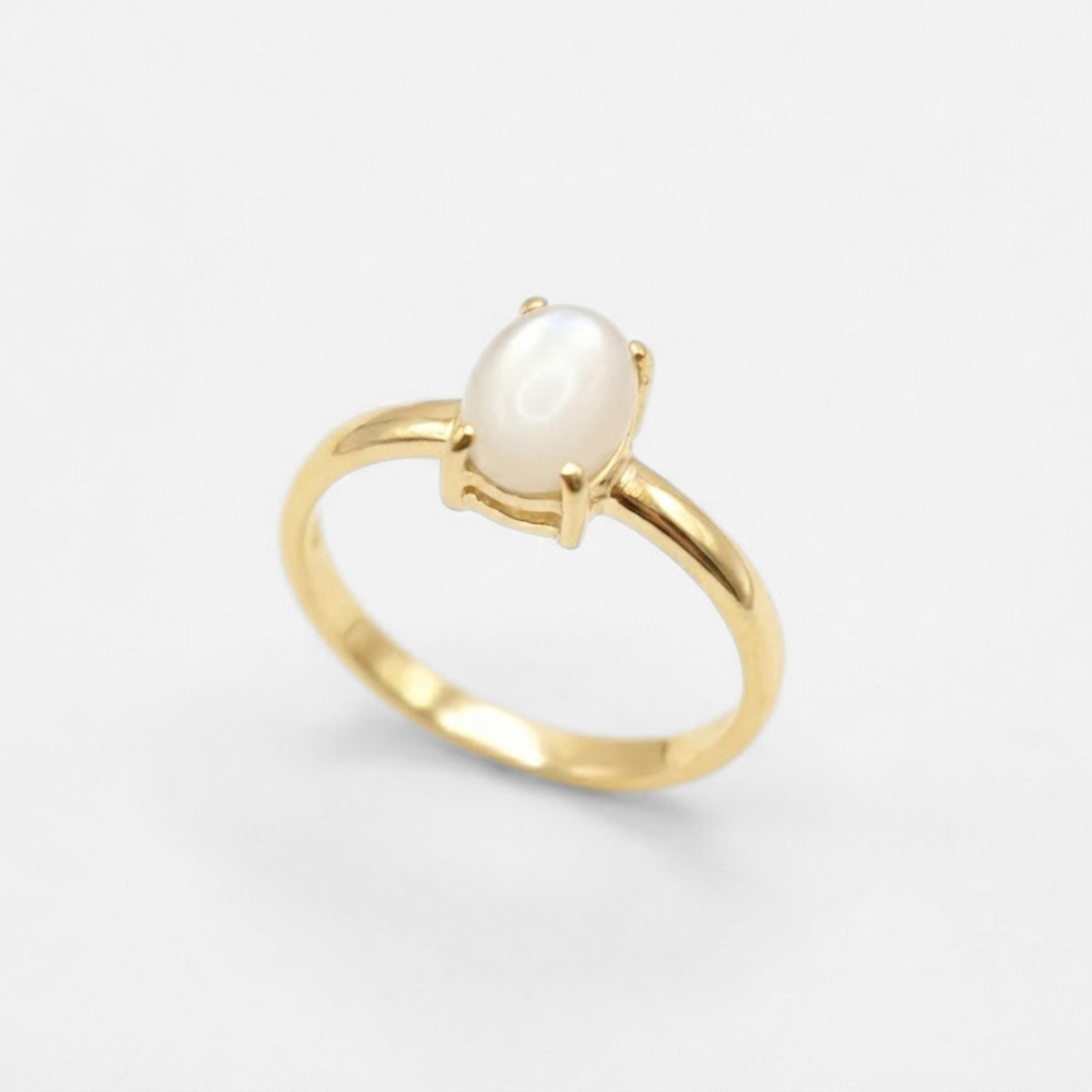 Designed in 18k Gold Vermeil, this elegant accessory is perfect for daily use and special celebrations.