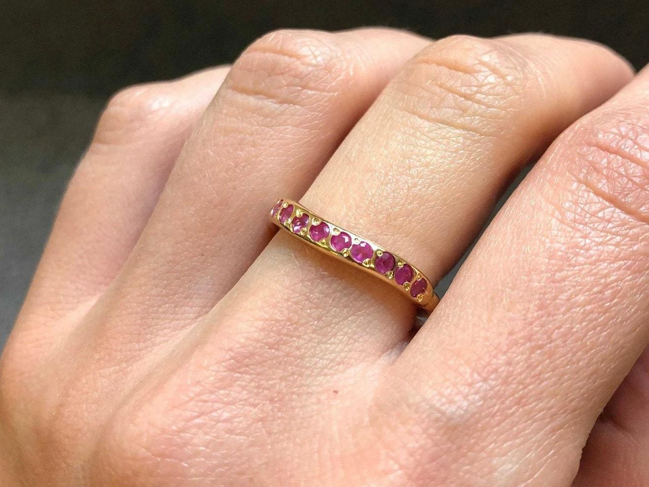 Elegant Gold Sapphire Ring with a Curved Band, featuring Natural Sapphires. Perfect for everyday elegance and special gifts.