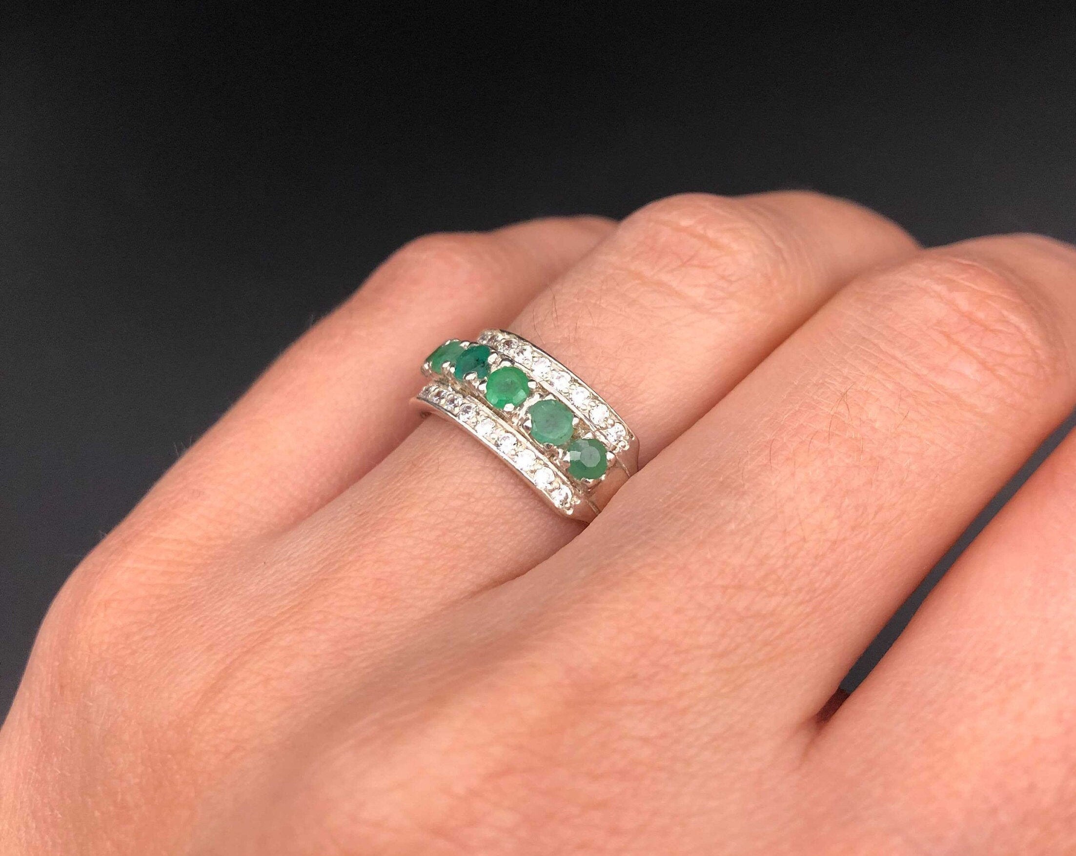 Emerald ring in 925 sterling silver, featuring a round green emerald, perfect birthday gift for May and symbolizes harmony.