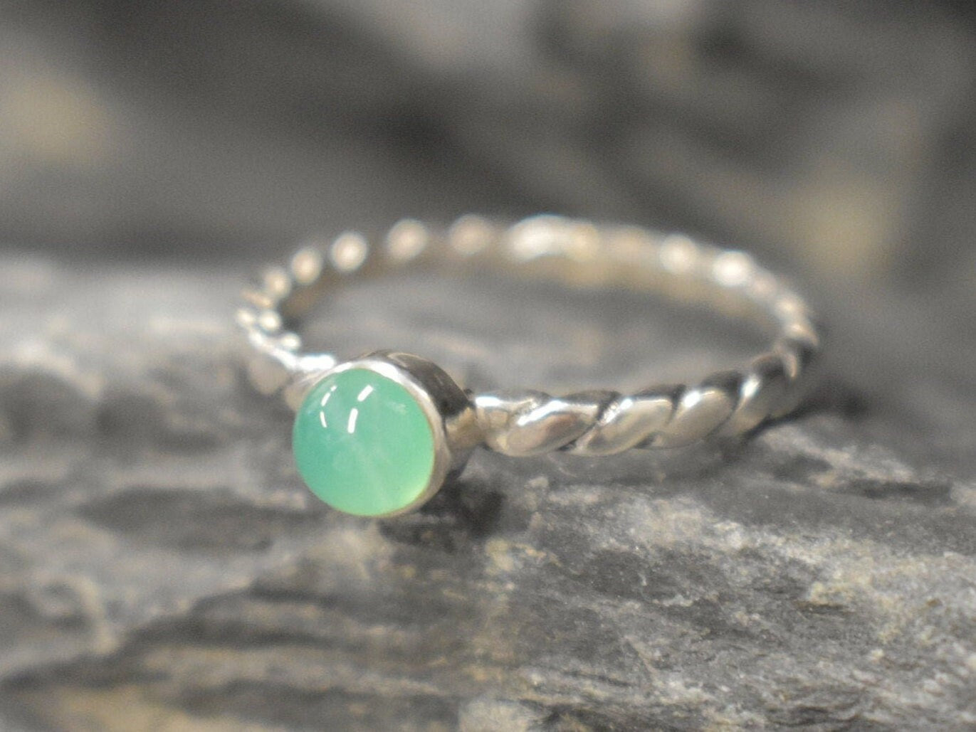 Chrysoprase Ring, Natural Chrysoprase, Dainty Ring, Green Solitaire Ring, Stackable Ring, Intertwined Rope Band, Vintage Ring, Silver Ring
