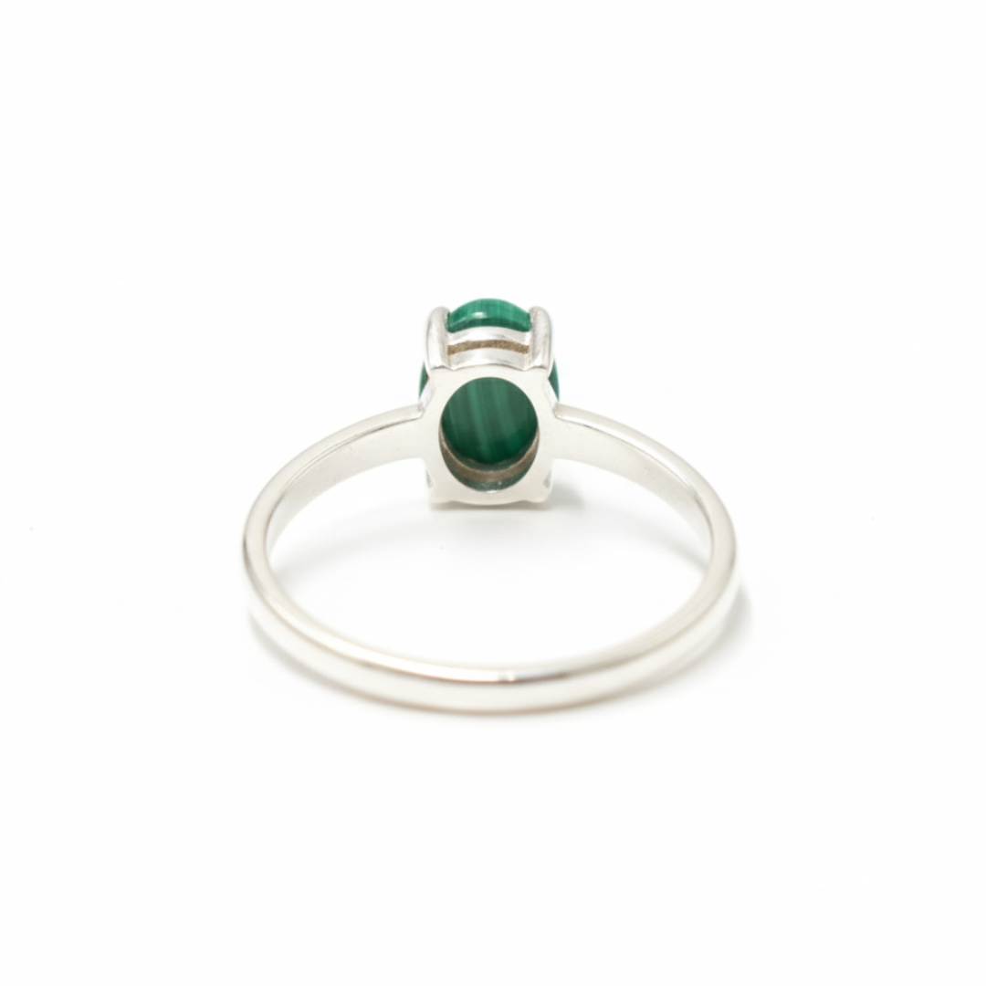 Vintage Green Malachite Ring in 925 Sterling Silver, a chic accessory for any occasion and an exceptional birthday gift.